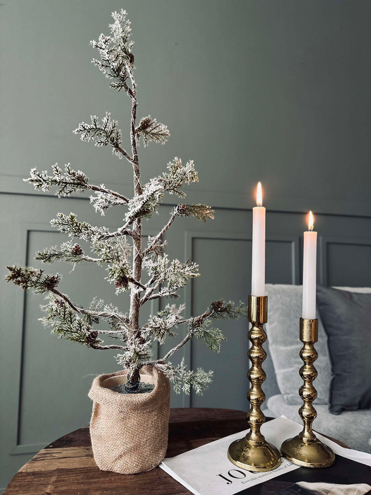 Kerstboom met kegels en lichtslinger - 70 cm