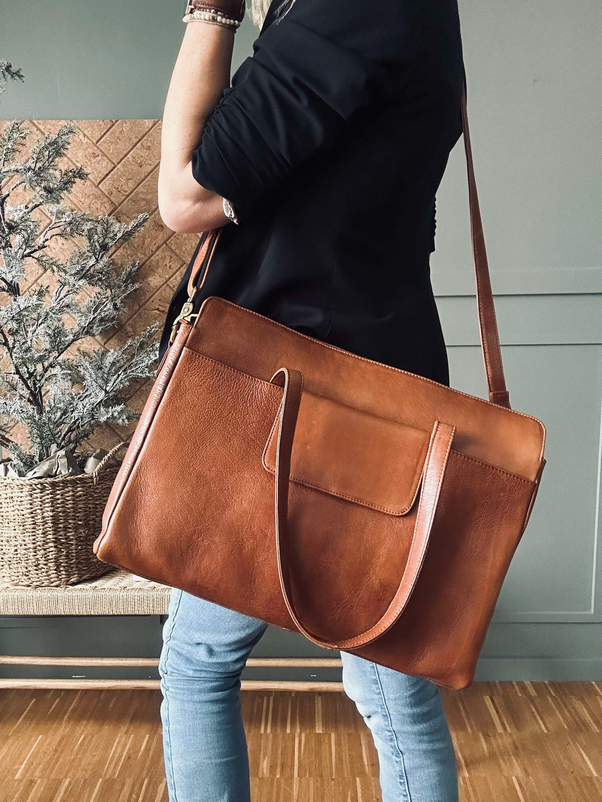 Elvira werktas Walnut