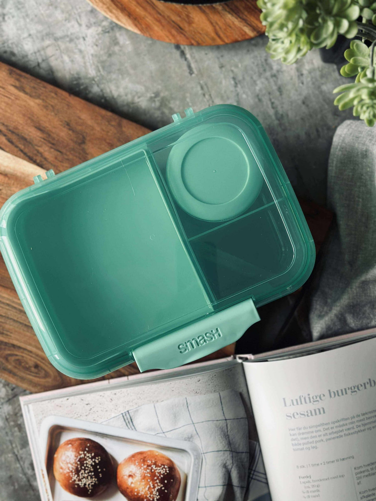 Lunchbox met gescheiden vakken en snackdoosje