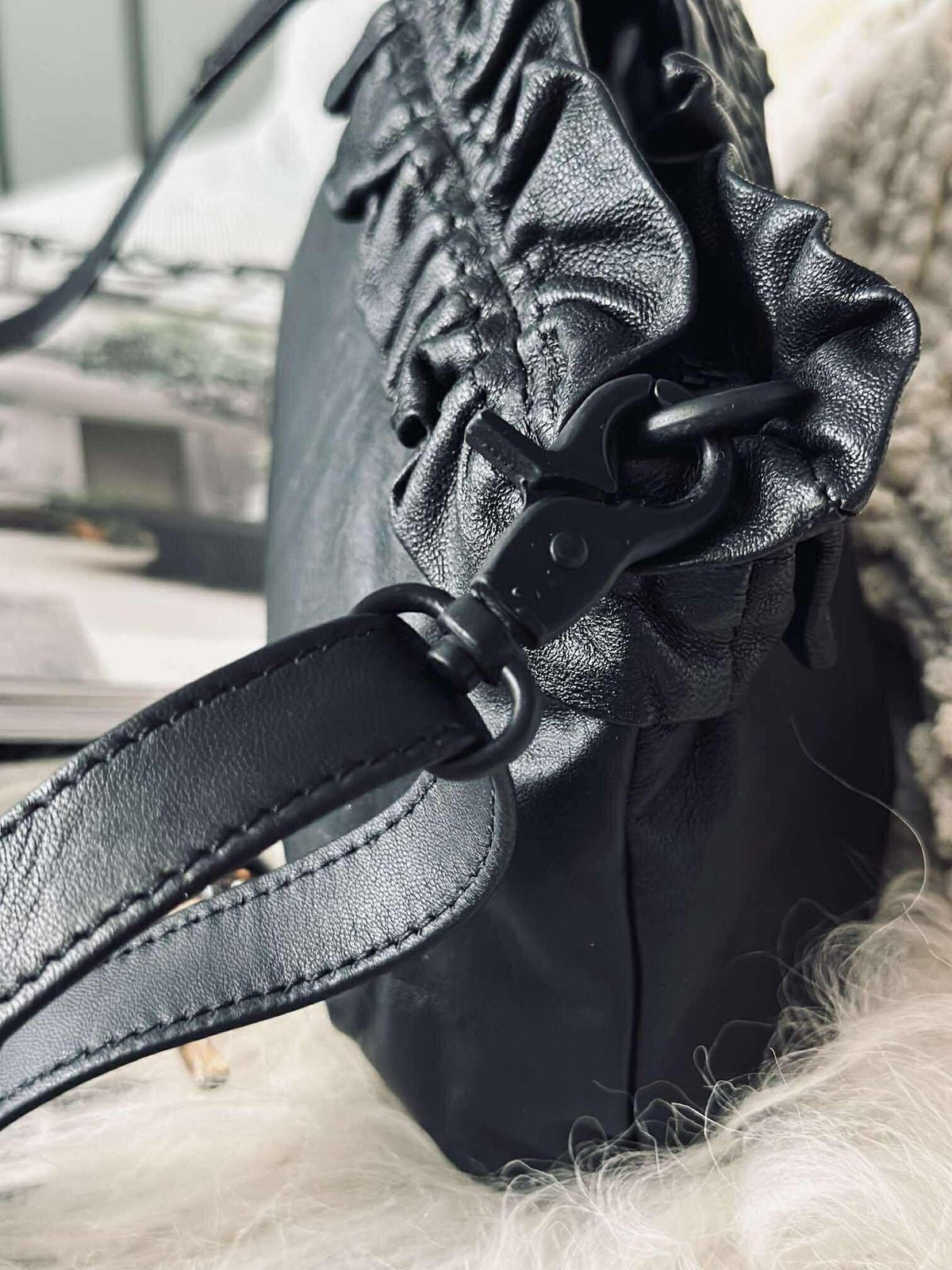 Clutch met ruffles Nero