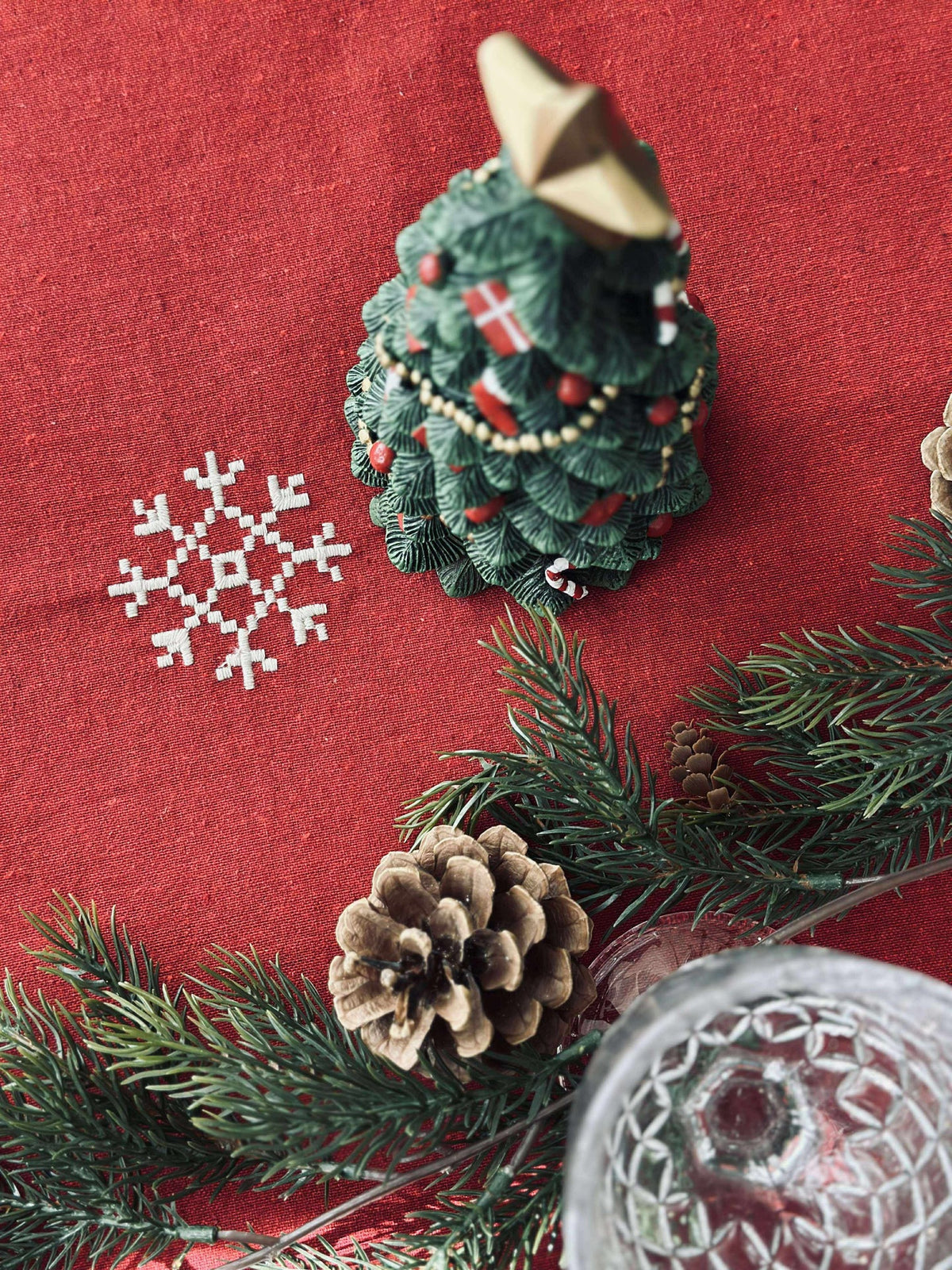 Kersttafelkleed Rood JUL met borduurwerk - Meerdere maten