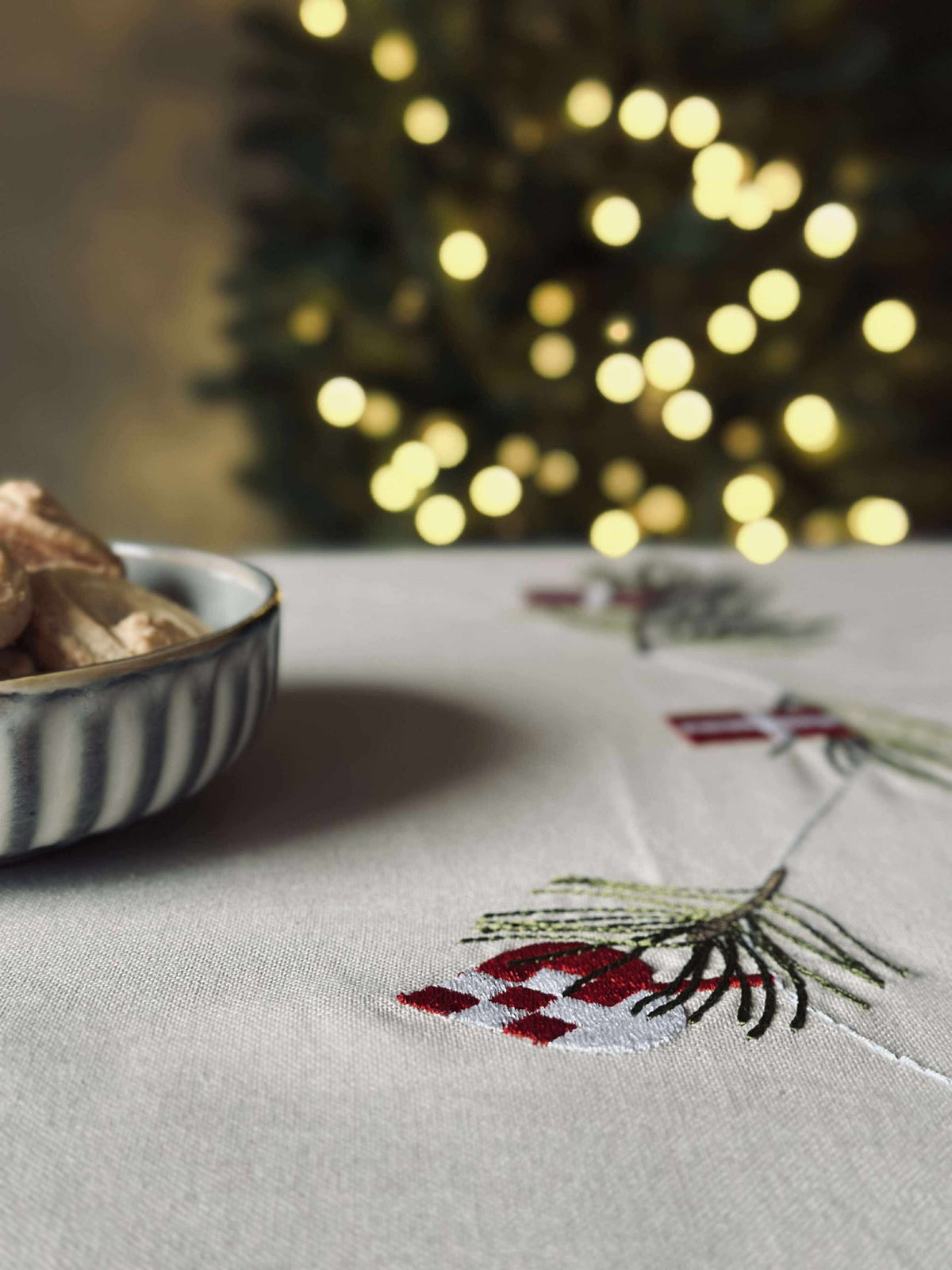 Kersttafelkleed 140 x 240 - Deense kerst met vlaggetjes en kersthartjes