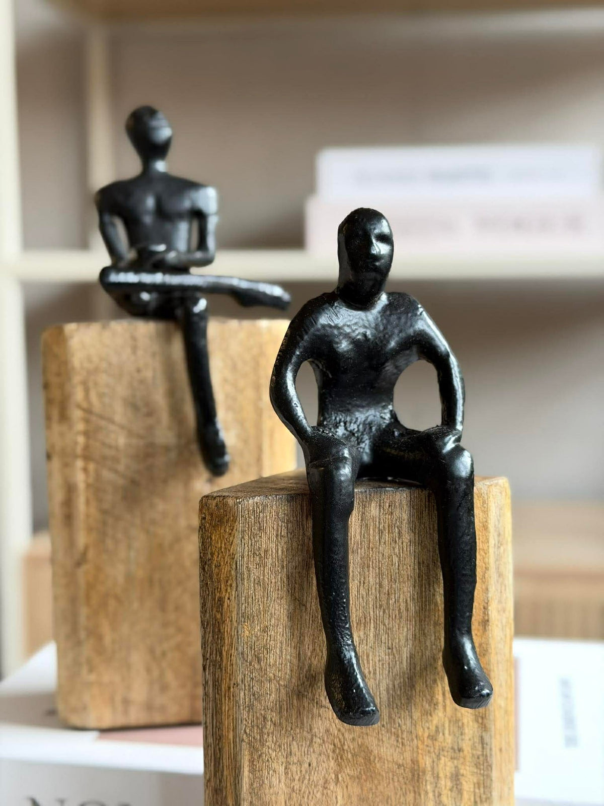 Zittende figuur op houten blok - MIX