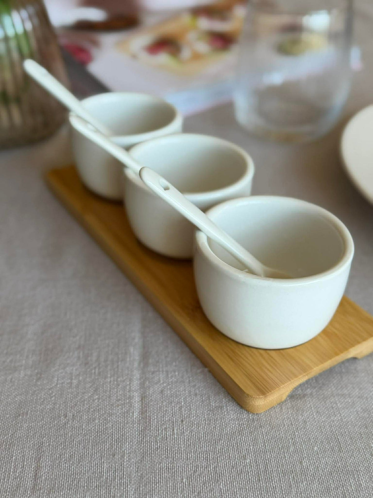 Tapas - 3 schaaltjes met lepel op schaal
