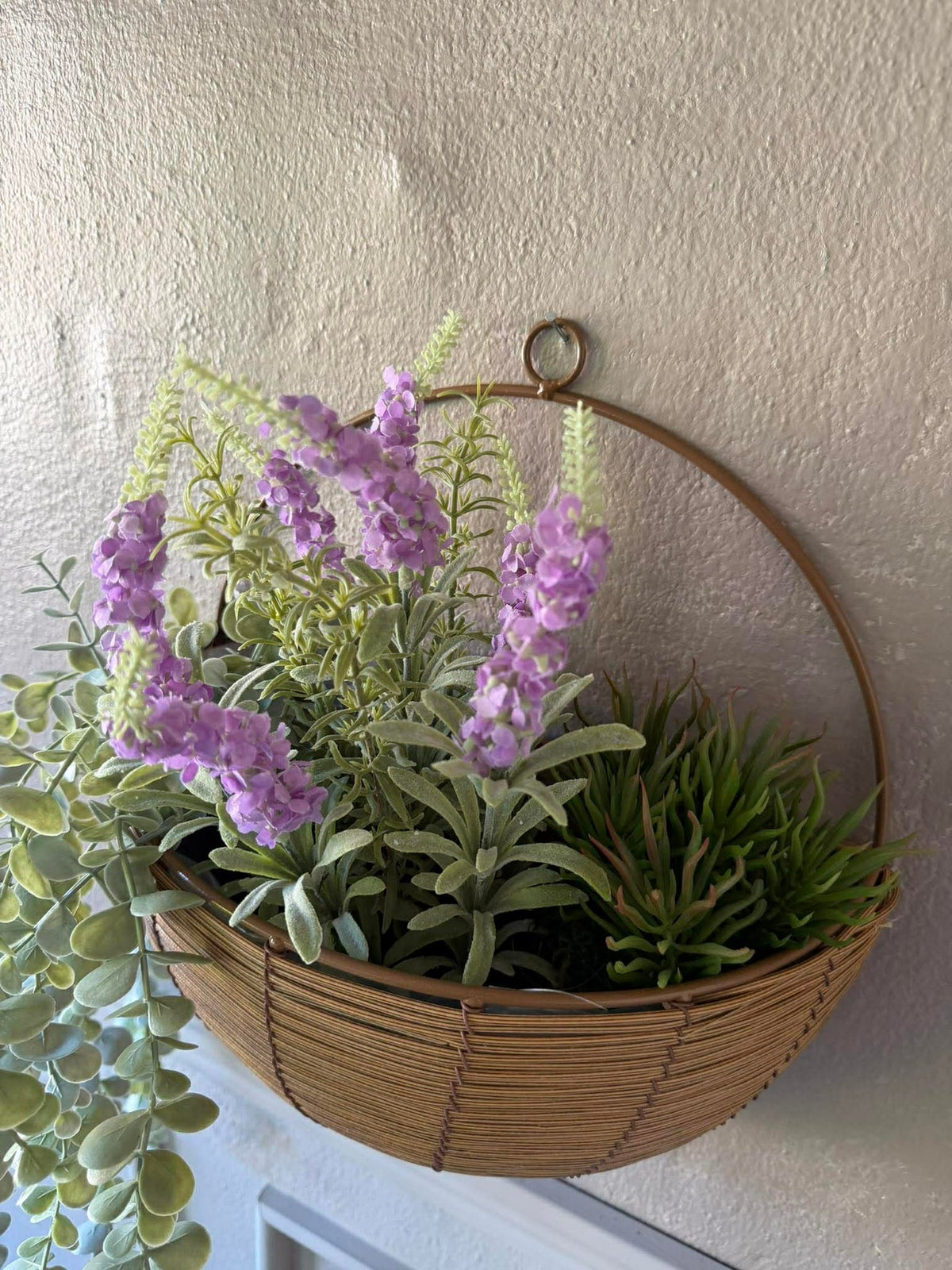 Wandgemonteerde plantenmand