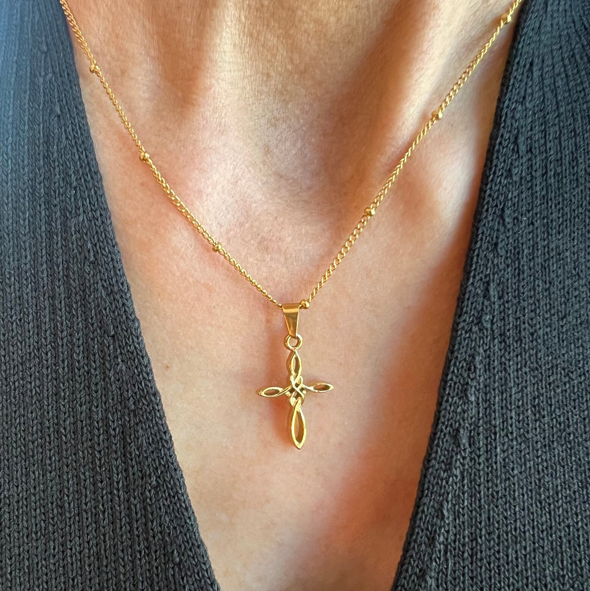 Ketting met kruis Sapphira - verguld