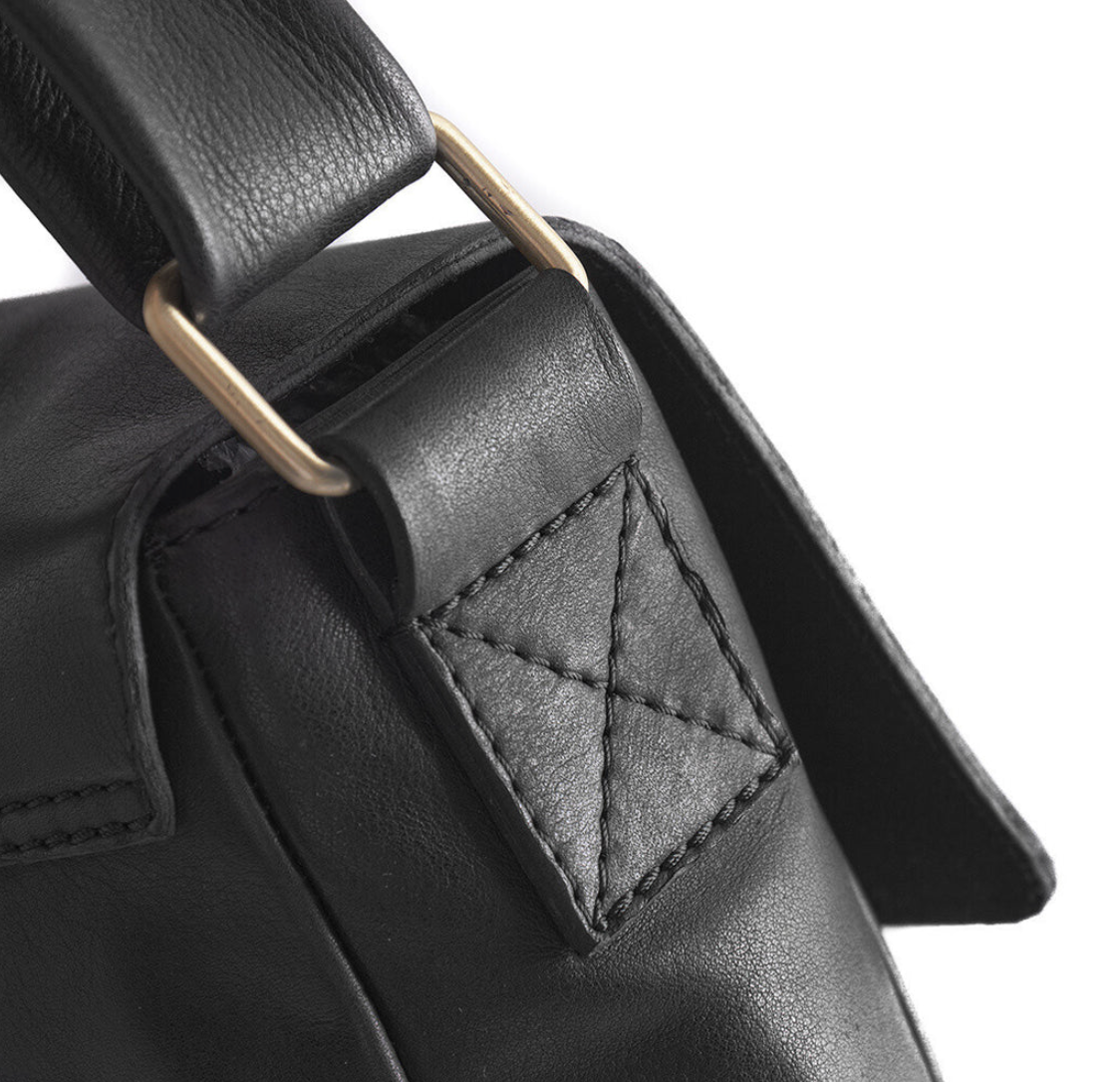 Crossover met gesp - Black leather