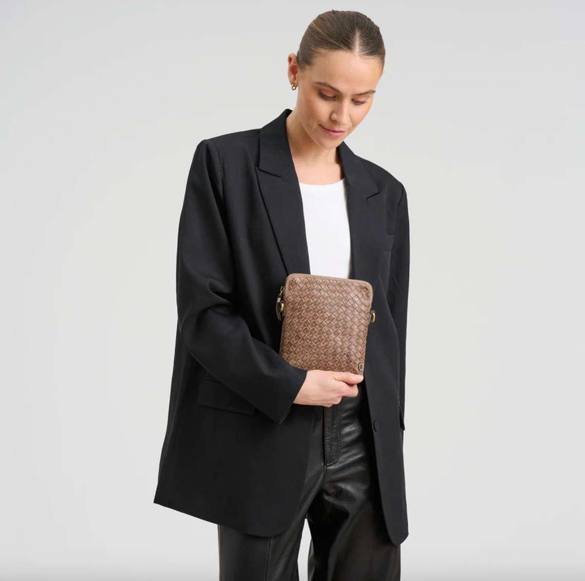 Mobiele tas Sofya- Handgevlochten Dark taupe