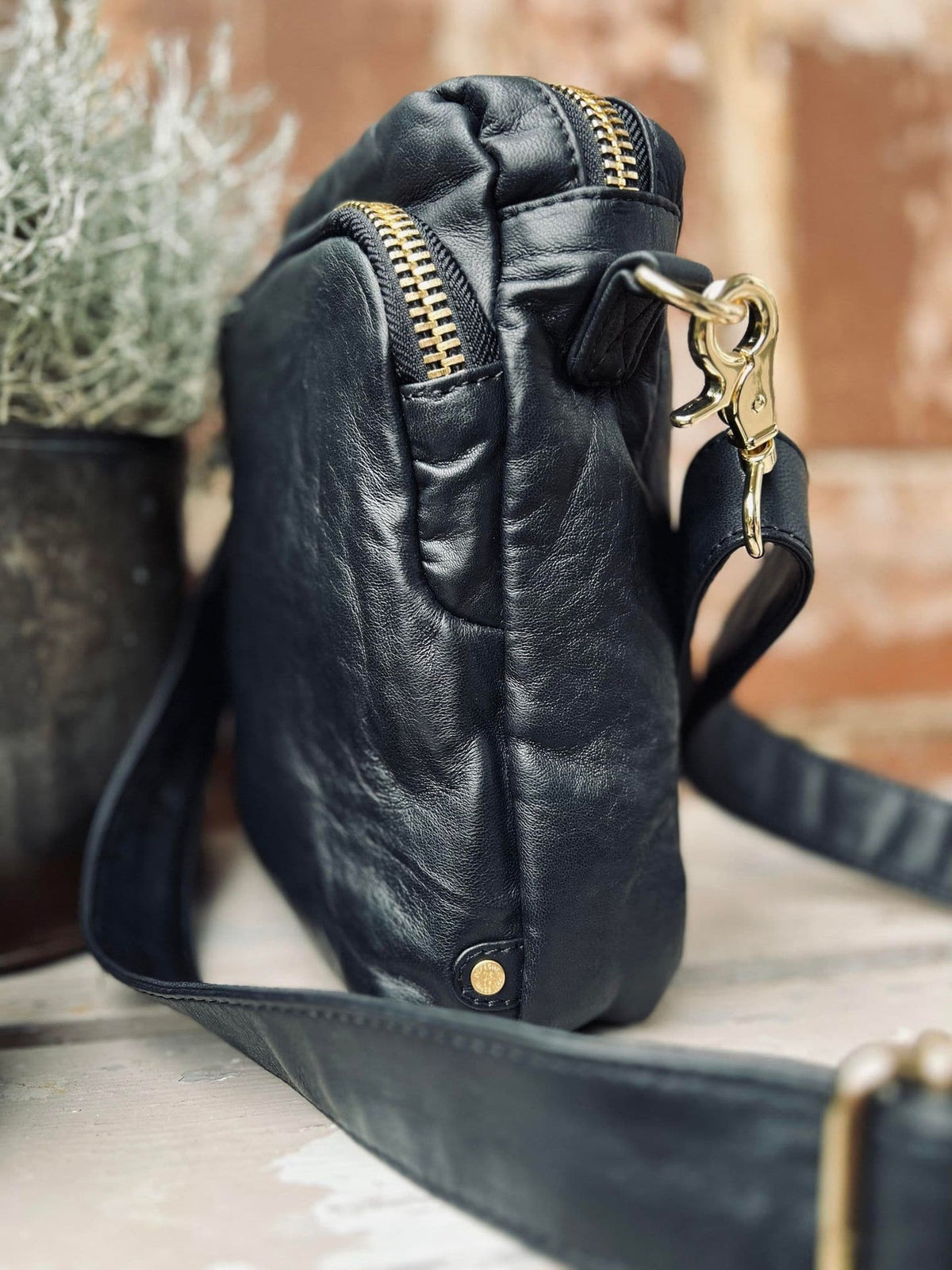 Cross over MIKA – Black / Gold - VIAMAJA.DK