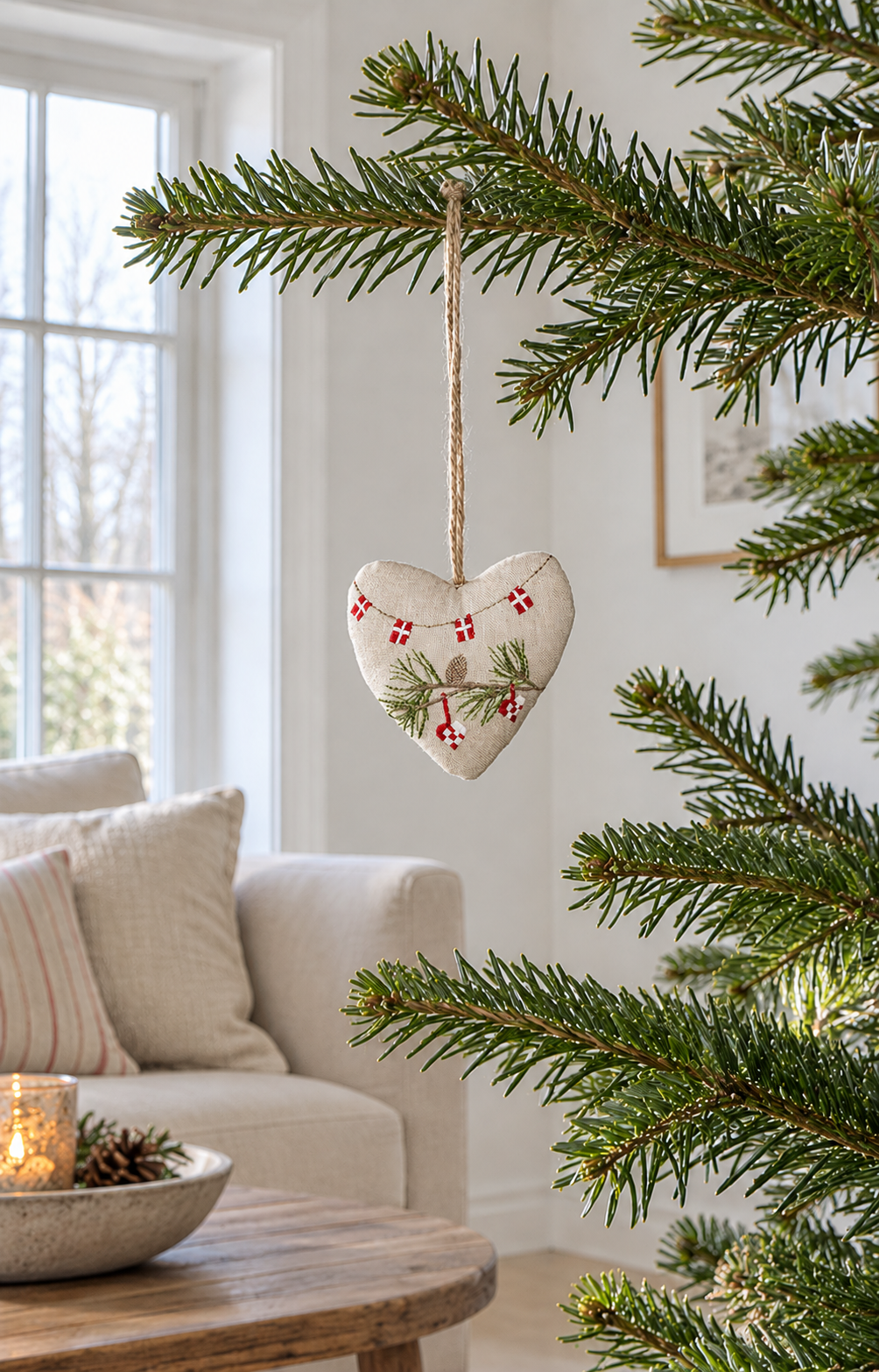 Kersthart met borduursel – beige textielhanger