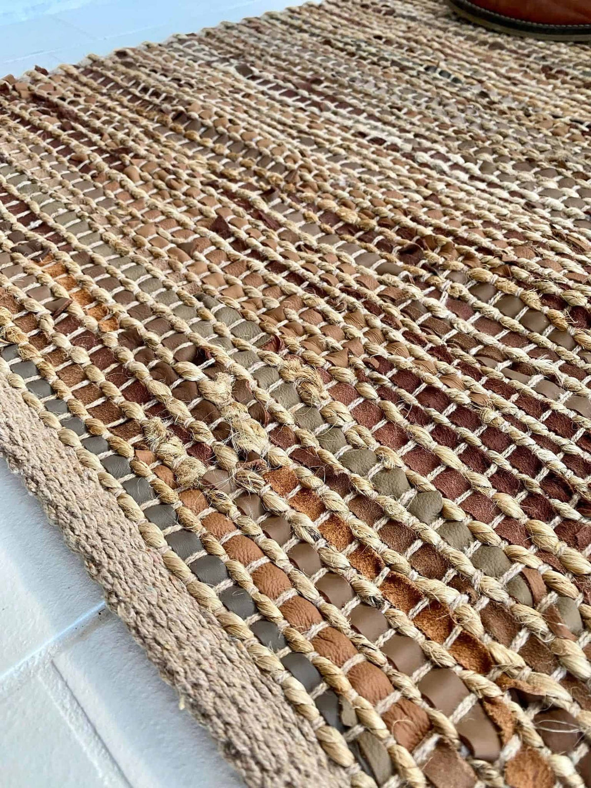 Gulvtæppe i skind og jute – 70x300 Brun - VIAMAJA.DK