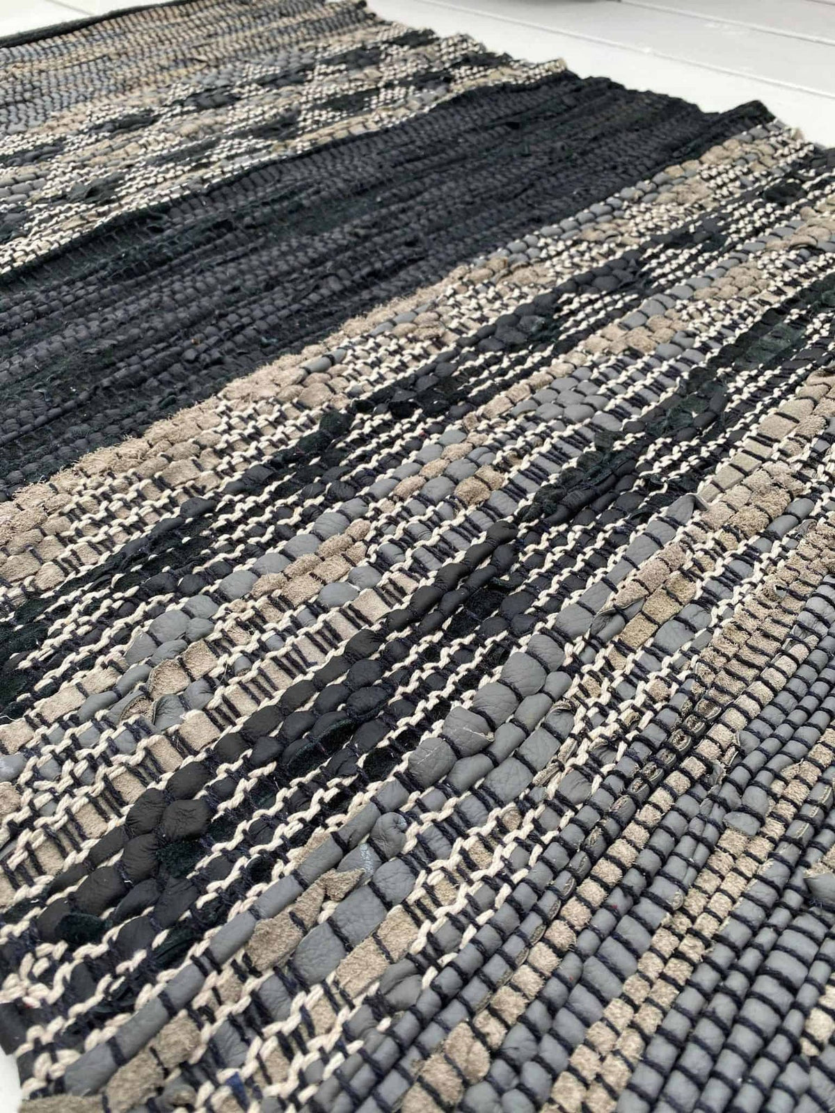 Gulvtæppe i skind – Sort mønster – 60x90cm - VIAMAJA.DK