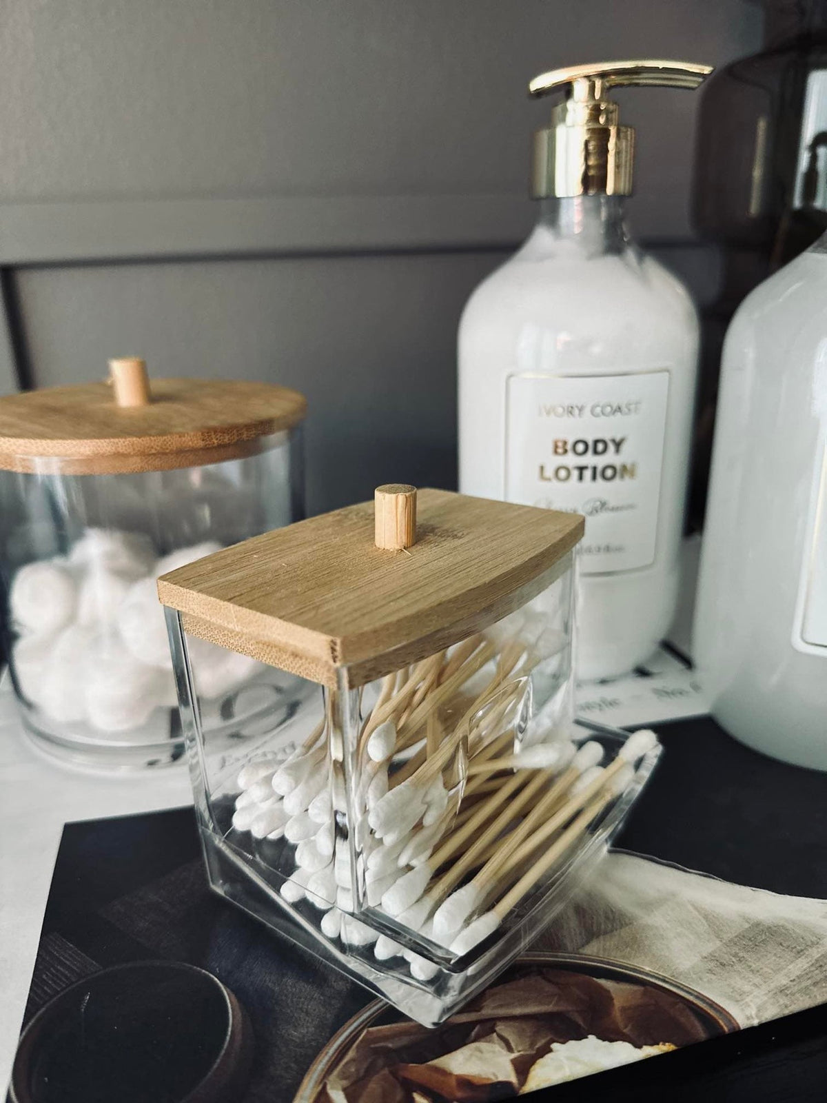 Makeup organizer i akryl og bambus - VIAMAJA.DK