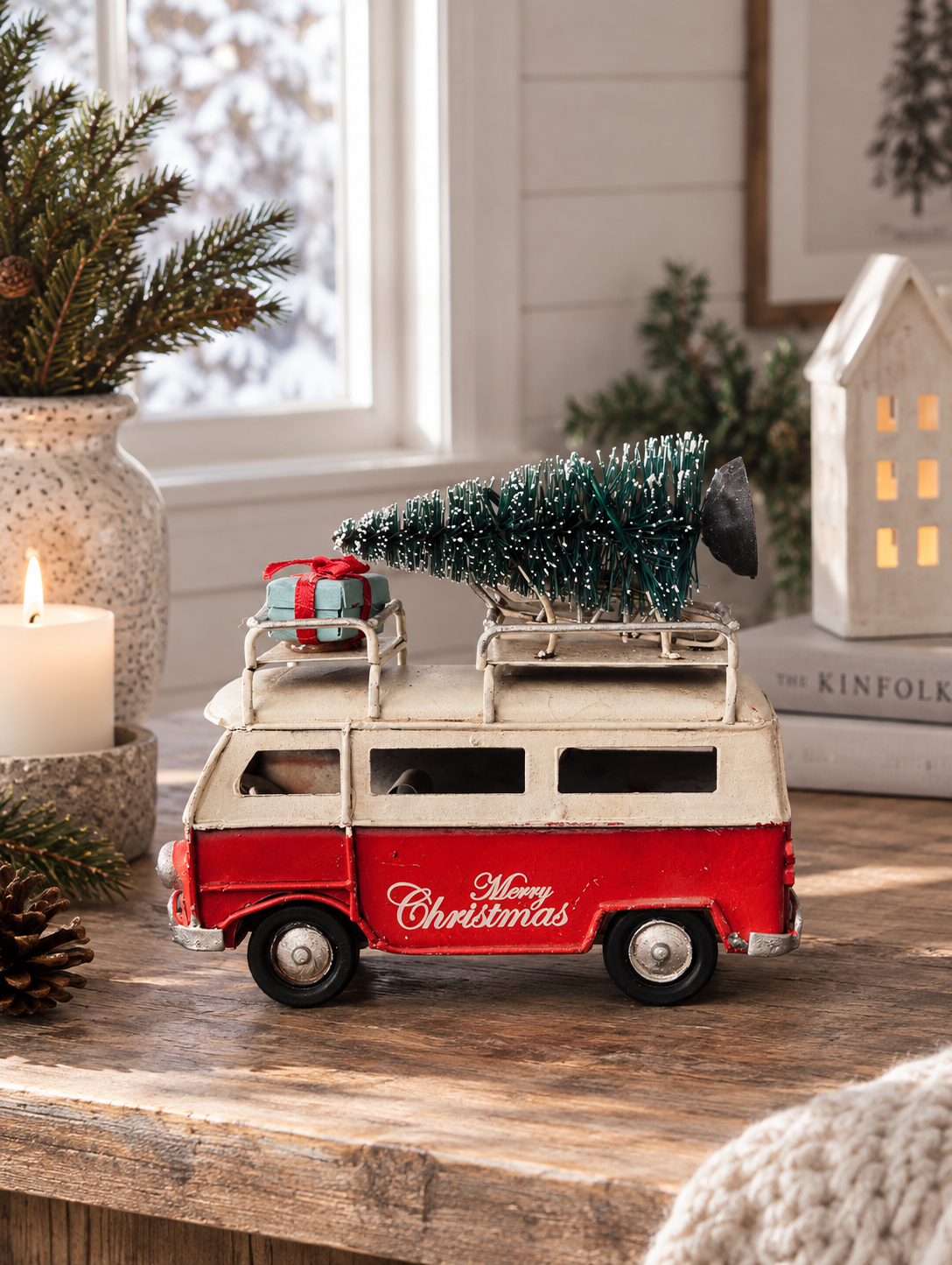 Auto met kerstboom en cadeautjes