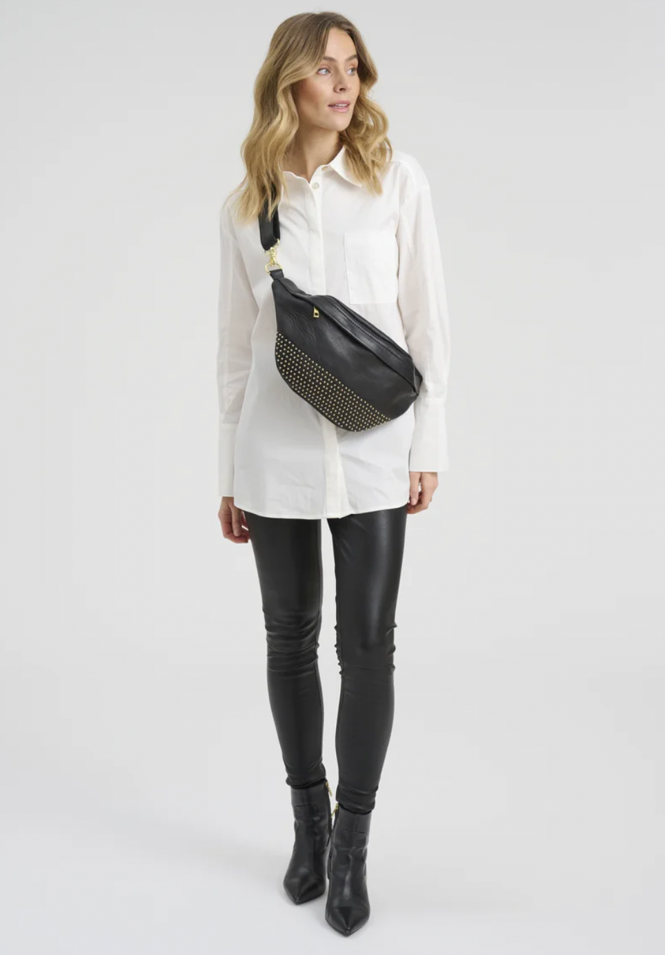 Bumbag met gouden studs – Zwart leerlook
