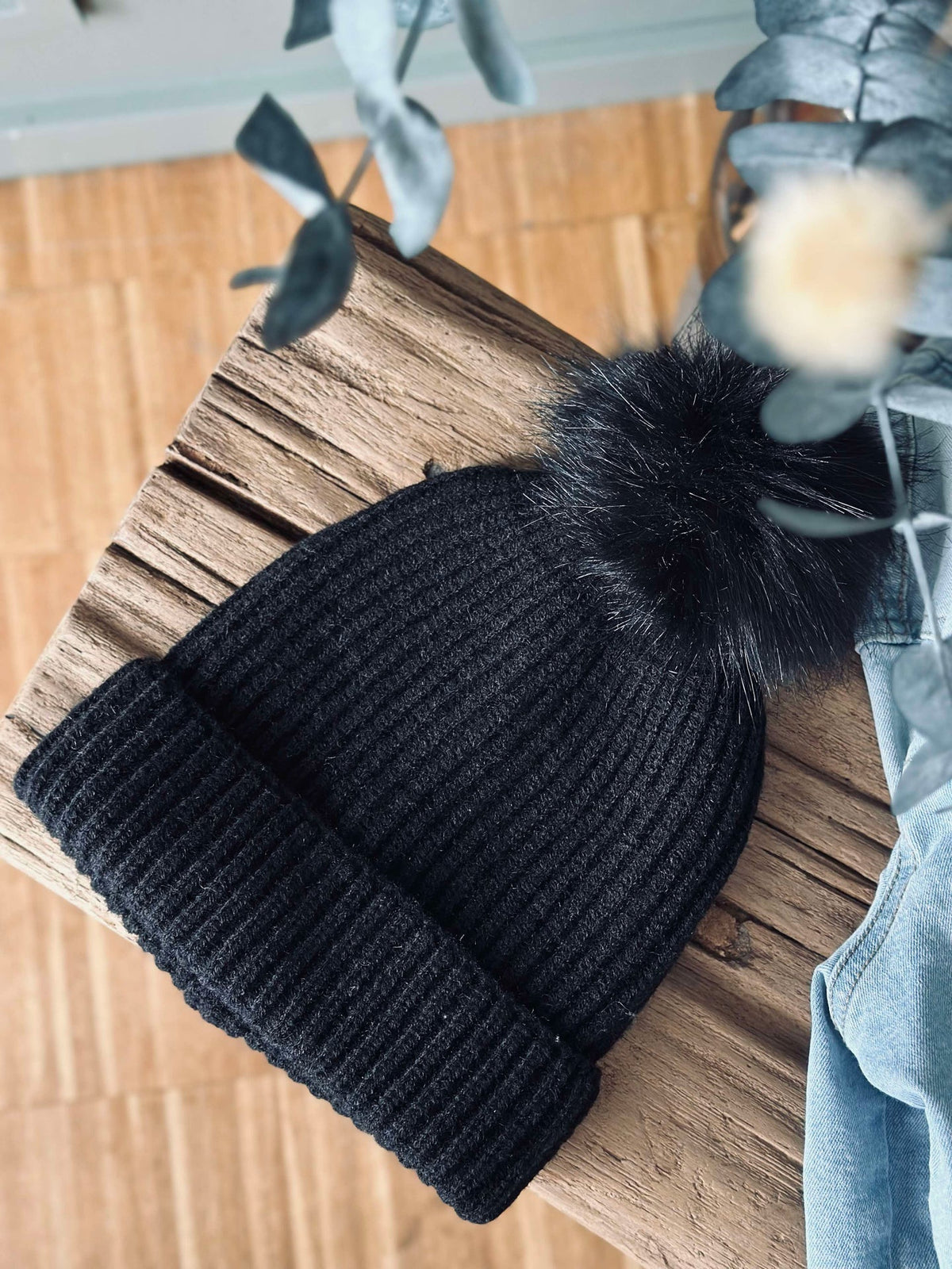 Muts met pompon - Black