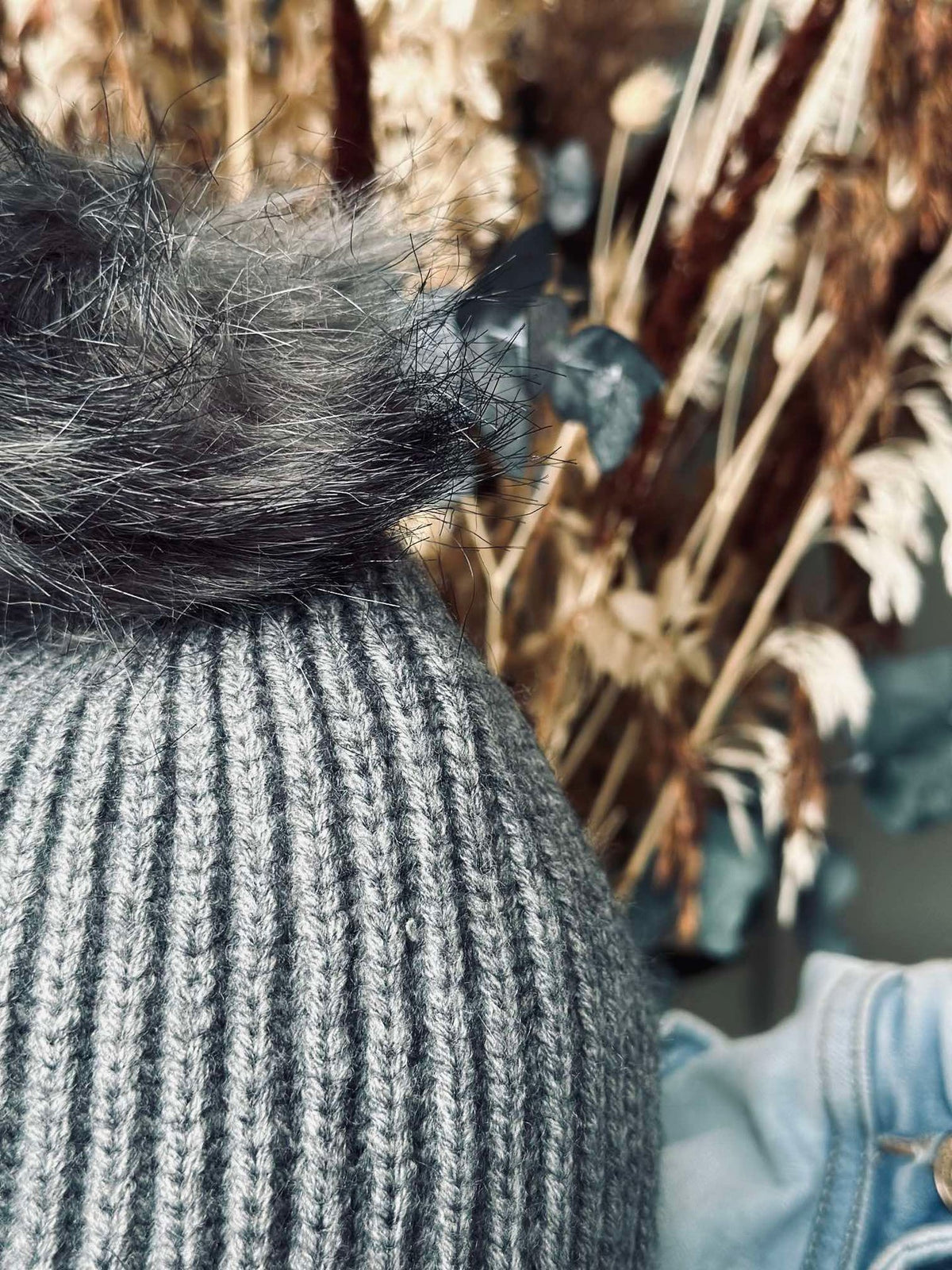 Muts met pompon - Grijs
