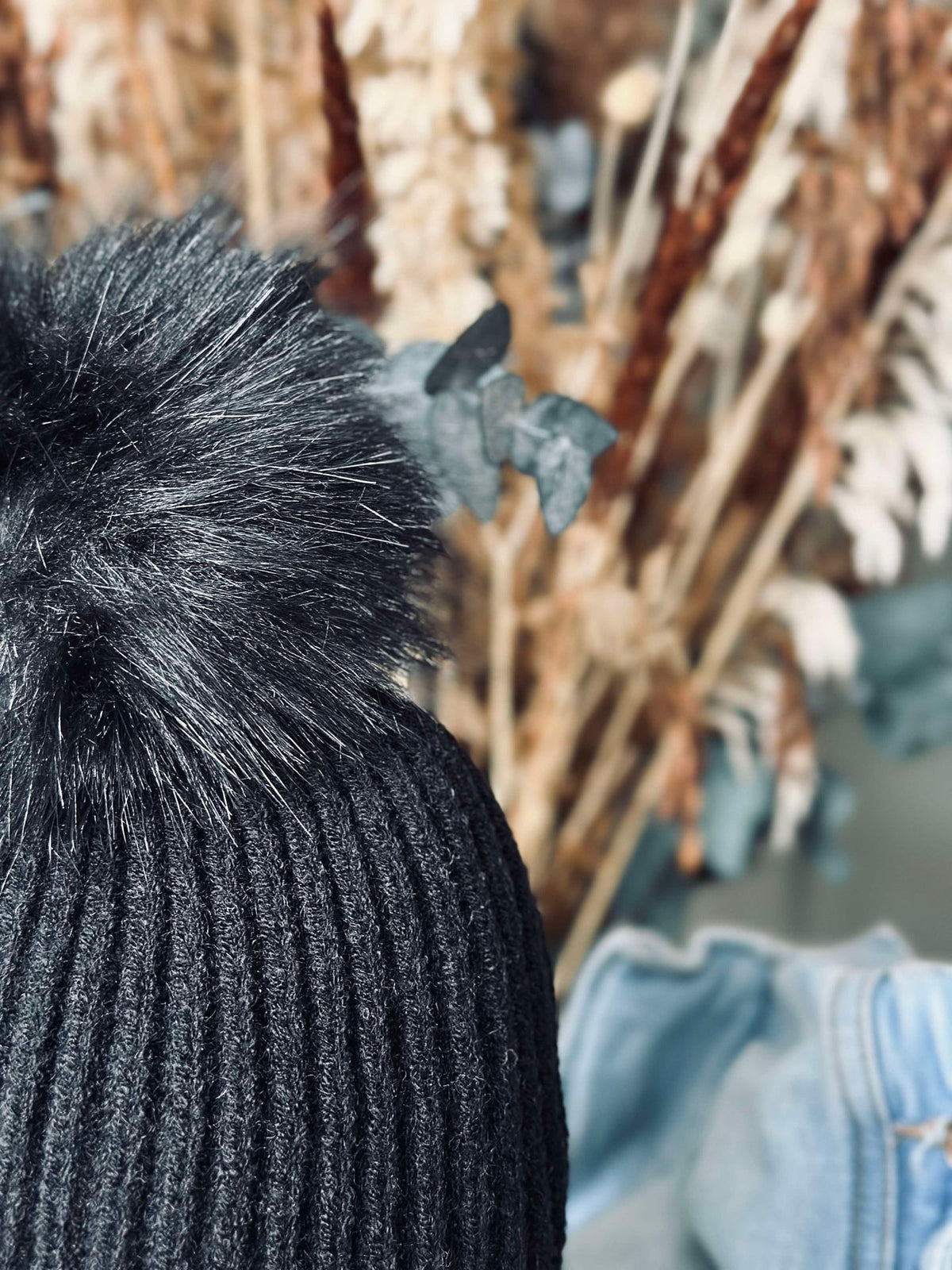 Muts met pompon - Black