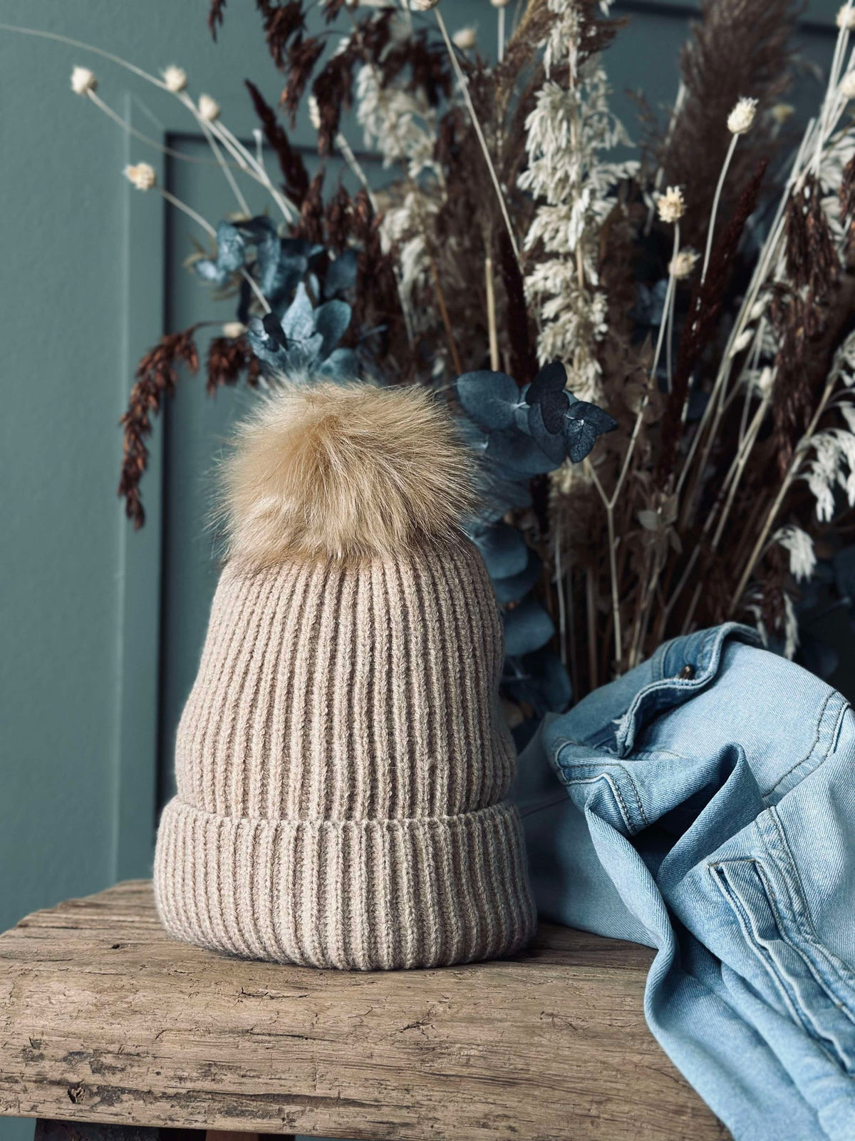 Muts met pompon - Camel