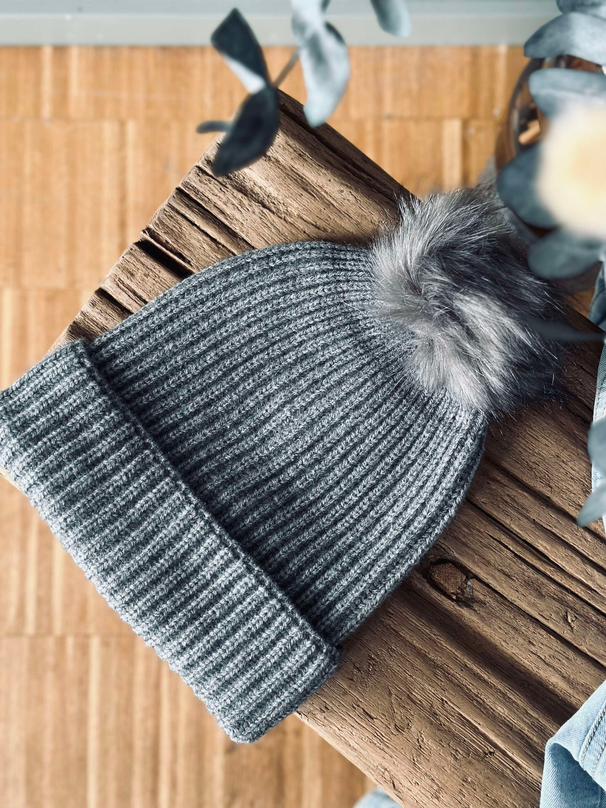Muts met pompon - Grijs