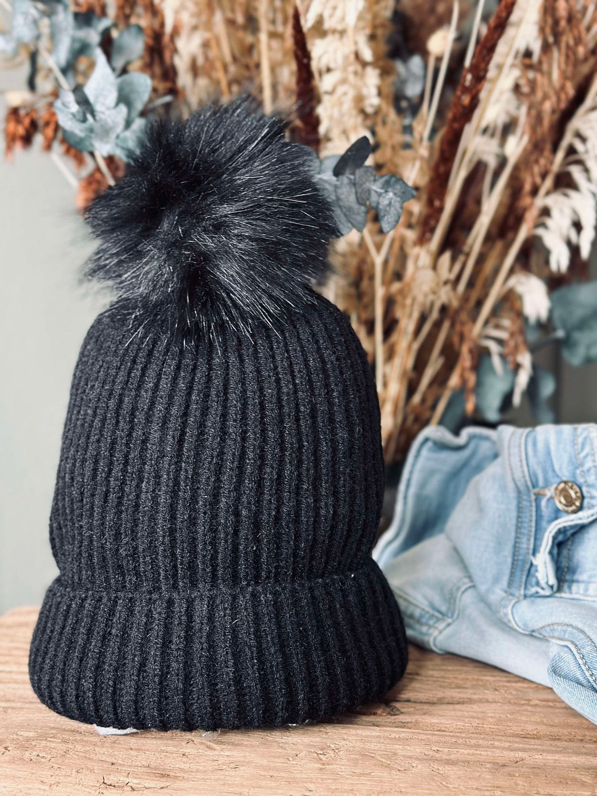 Muts met pompon - Black