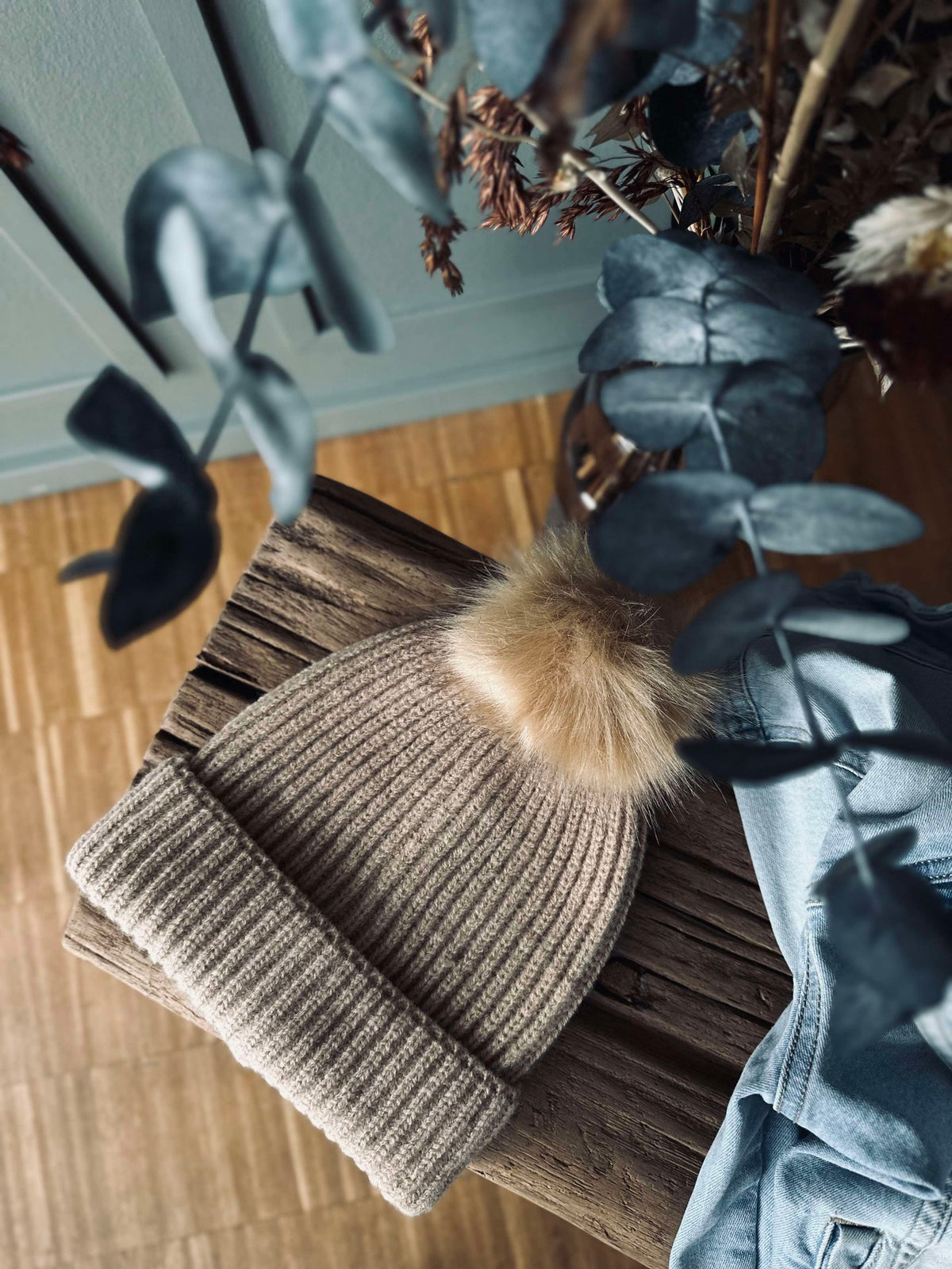 Muts met pompon - Camel