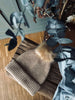 Muts met pompon - Camel