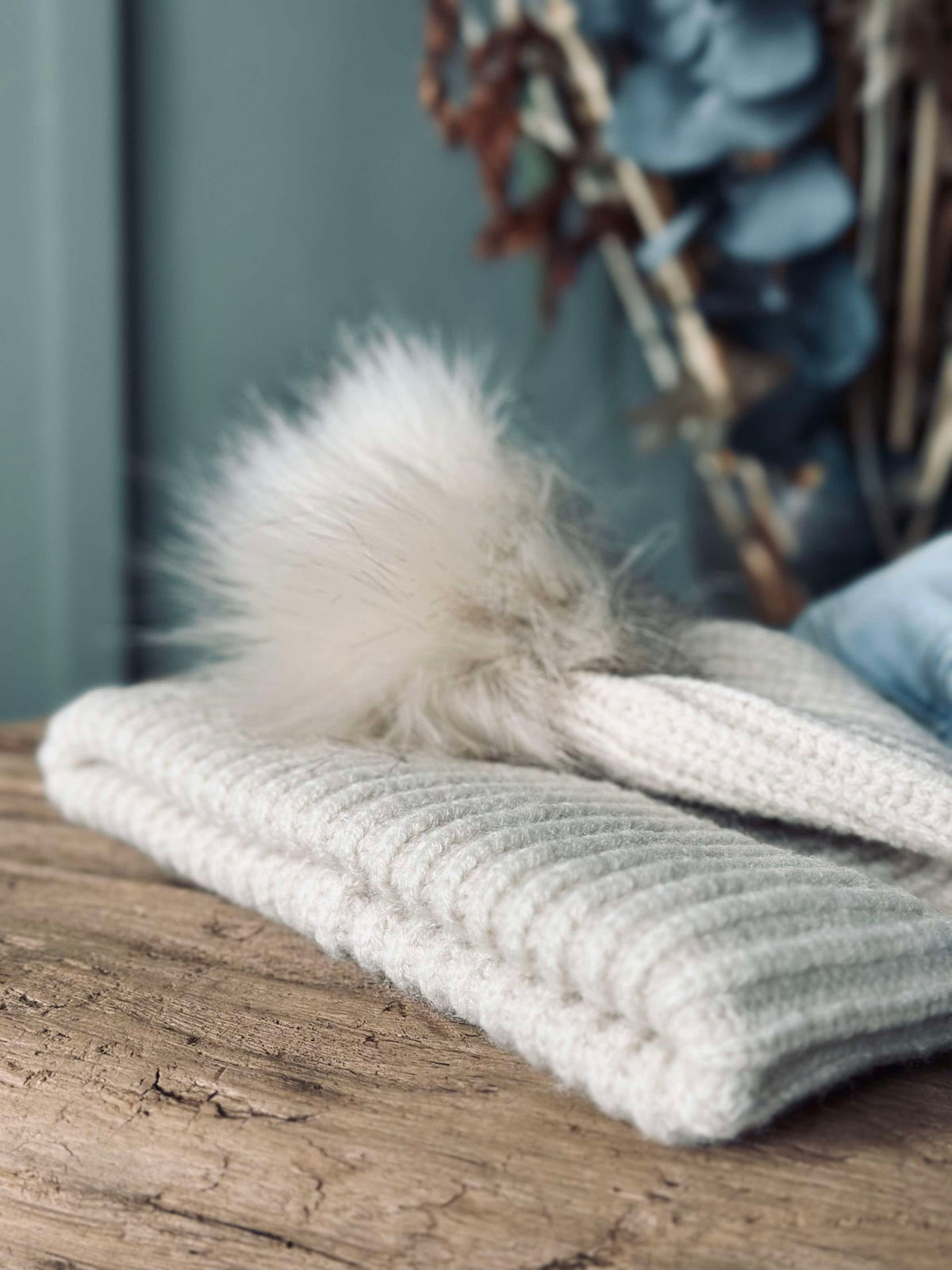 Muts met pompon - Crème
