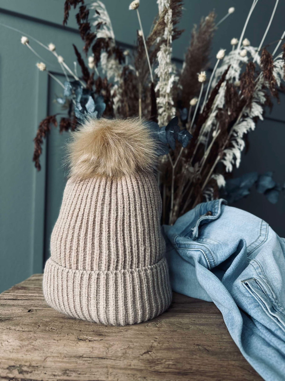Muts met pompon - Camel
