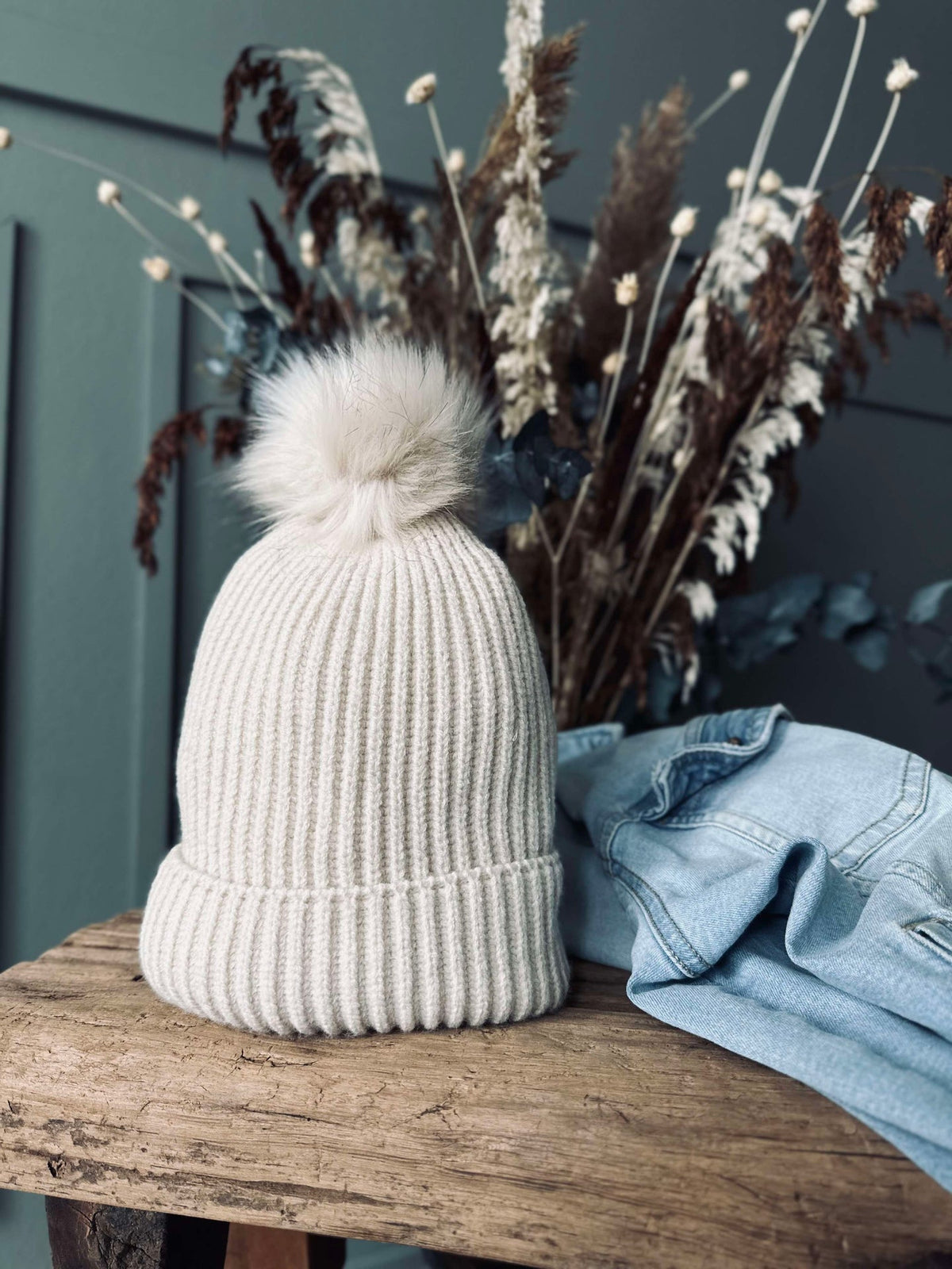Muts met pompon - Crème