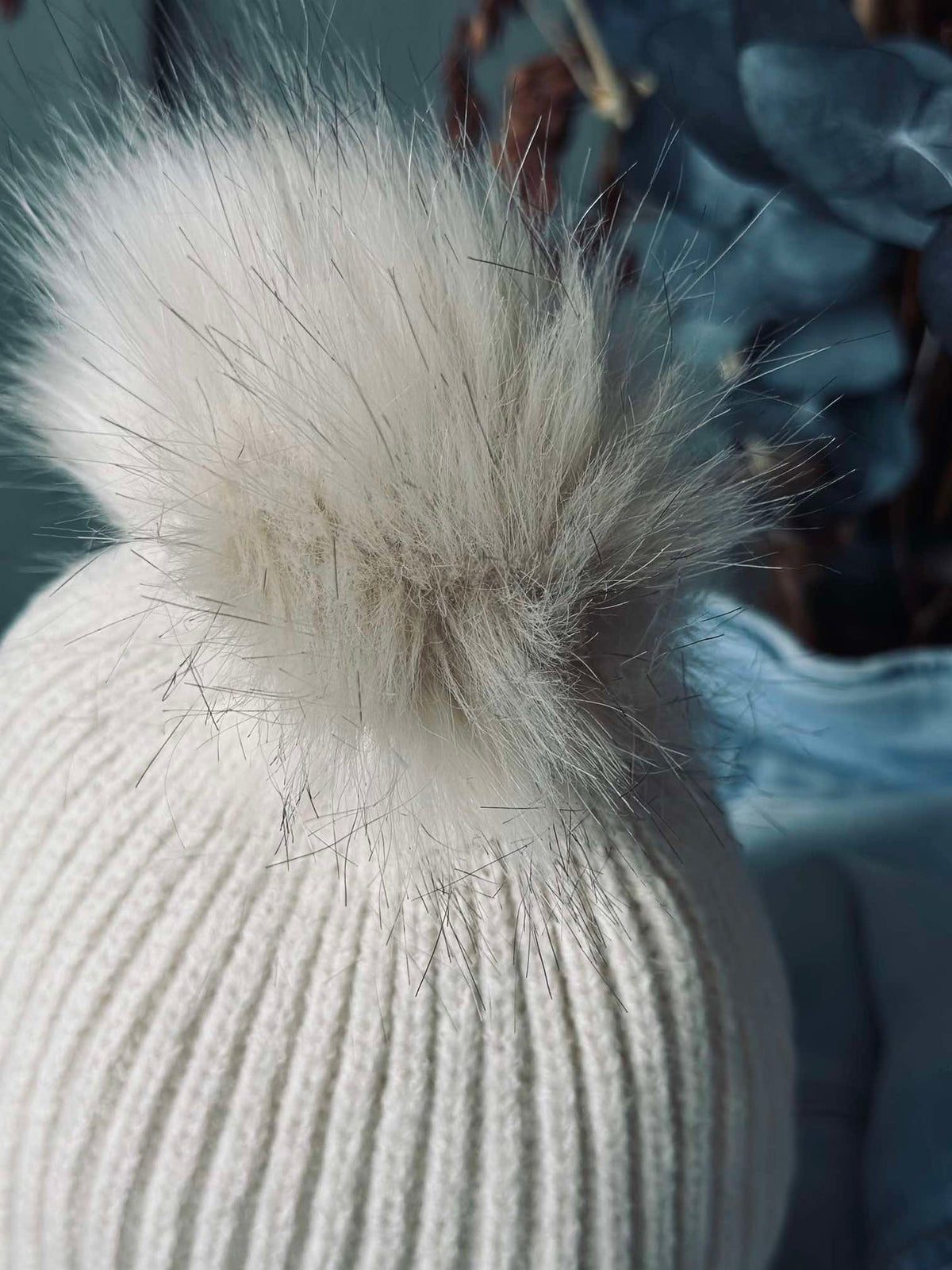 Muts met pompon - Crème