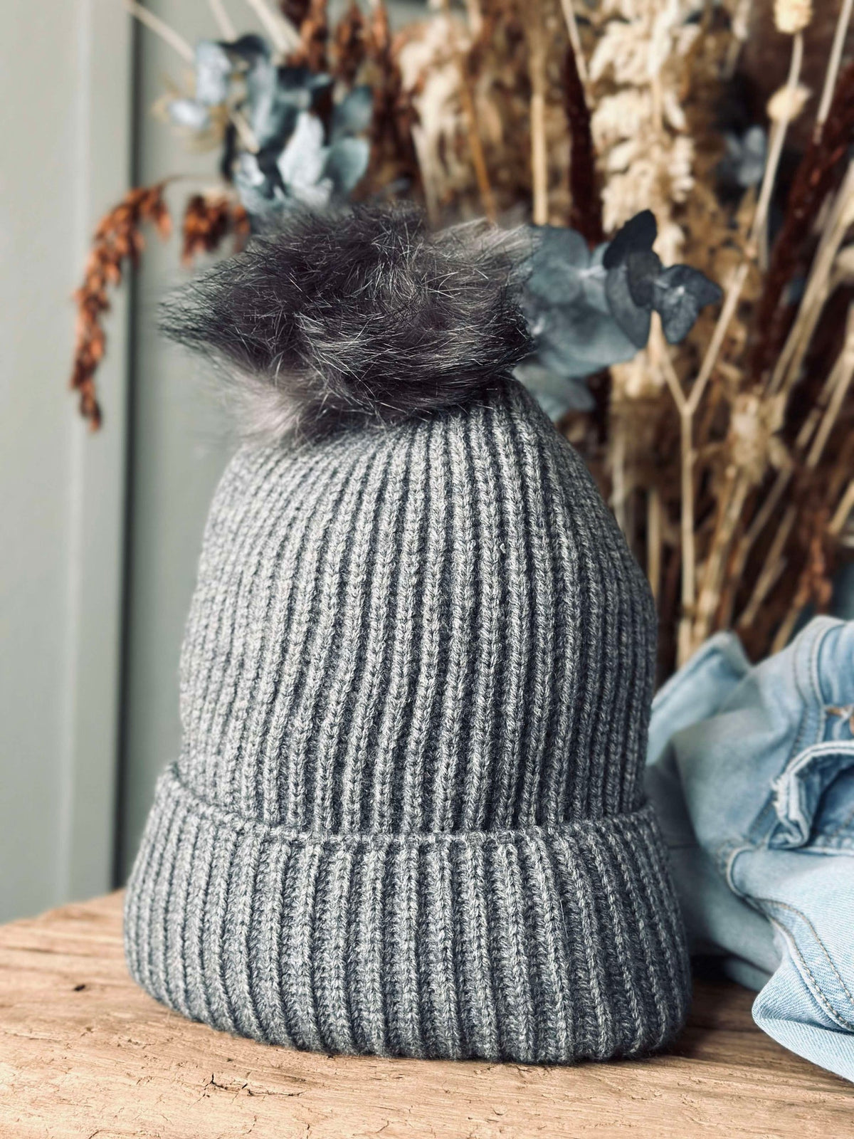 Muts met pompon - Grijs