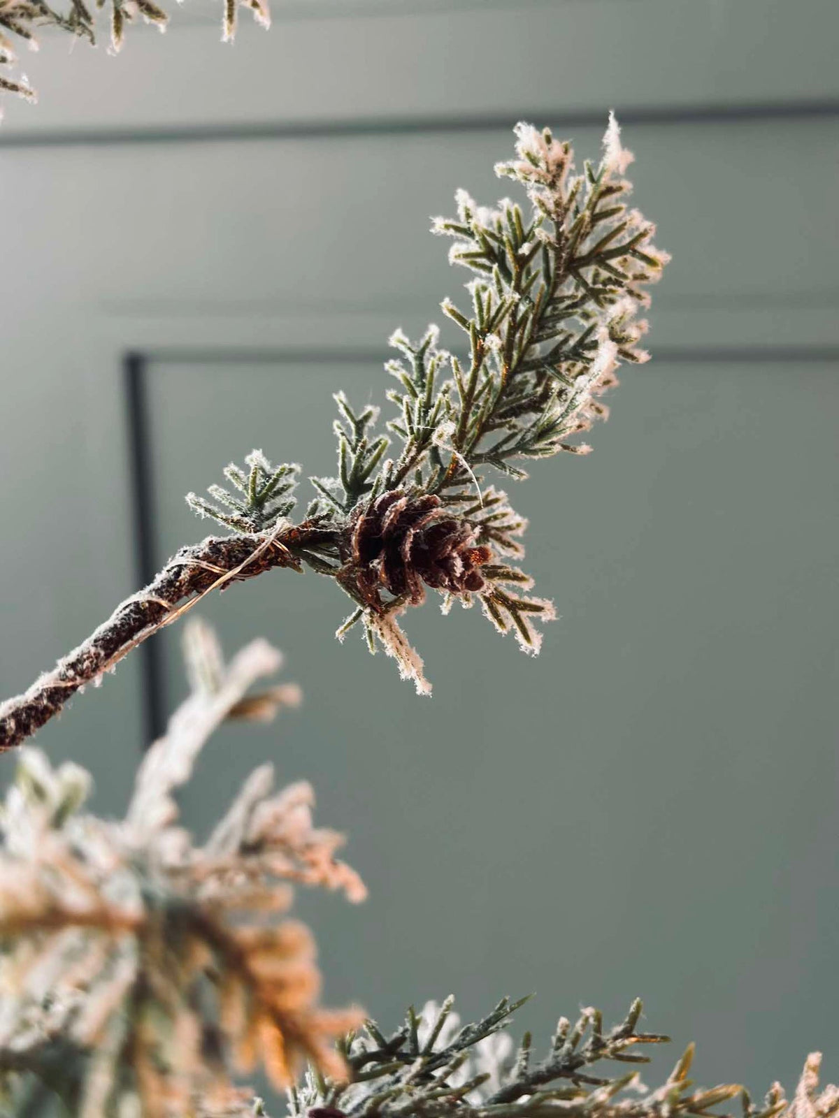 Kerstboom met kegels en lichtslinger - 70 cm