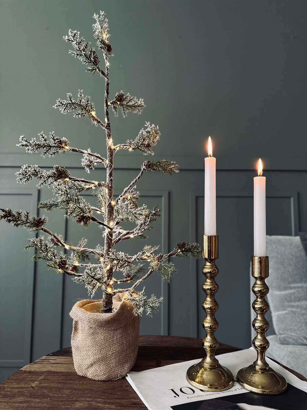 Kerstboom met kegels en lichtslinger - 70 cm