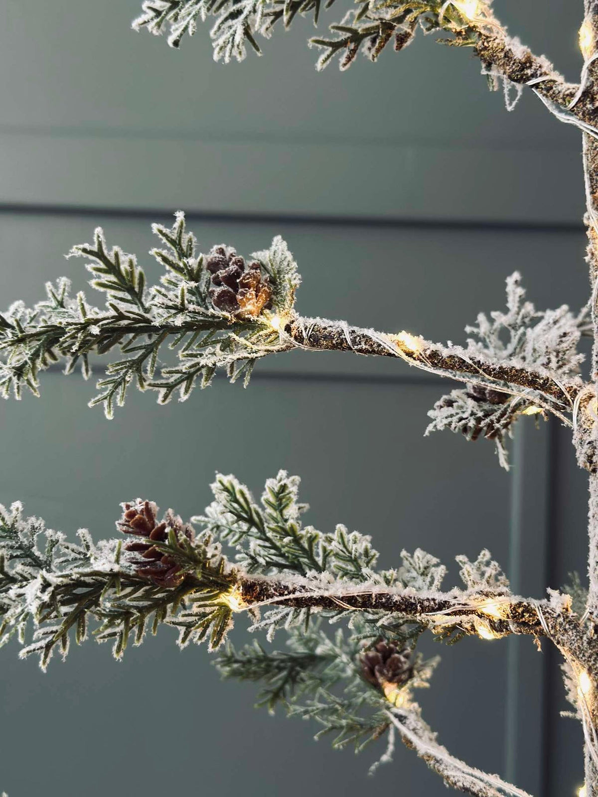 Kerstboom met kegels en lichtslinger - 70 cm
