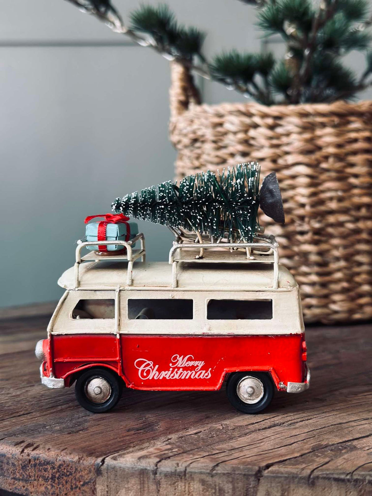 Auto met kerstboom en cadeautjes