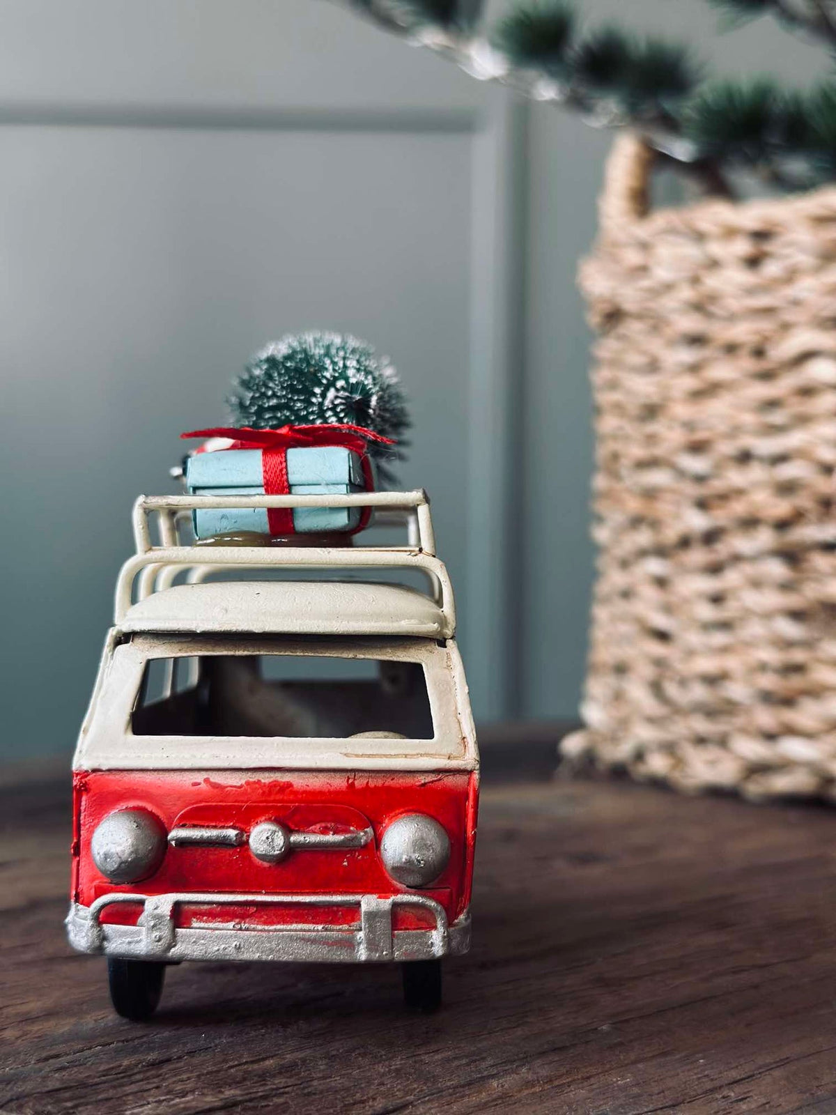 Auto met kerstboom en cadeautjes