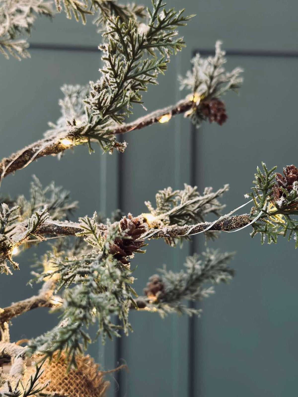 Kerstboom met kegels en lichtslinger - 70 cm
