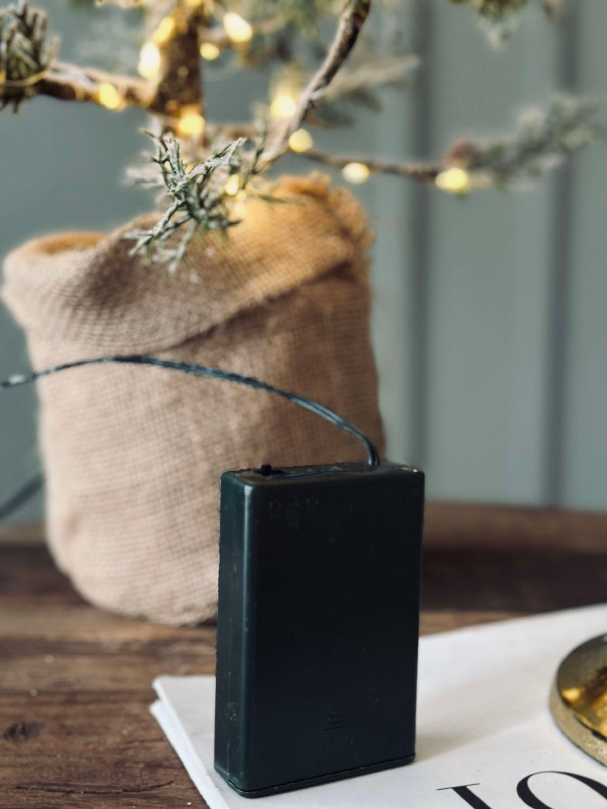 Kerstboom met kegels en lichtslinger - 70 cm