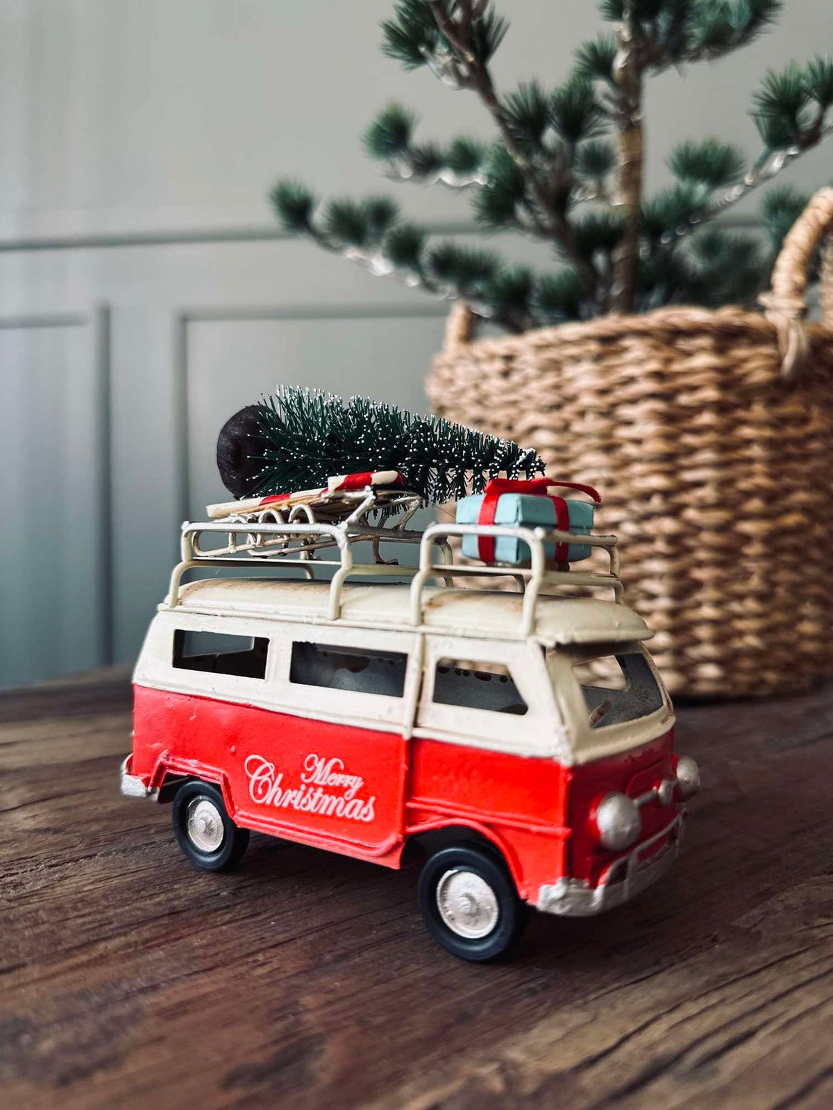 Auto met kerstboom en cadeautjes
