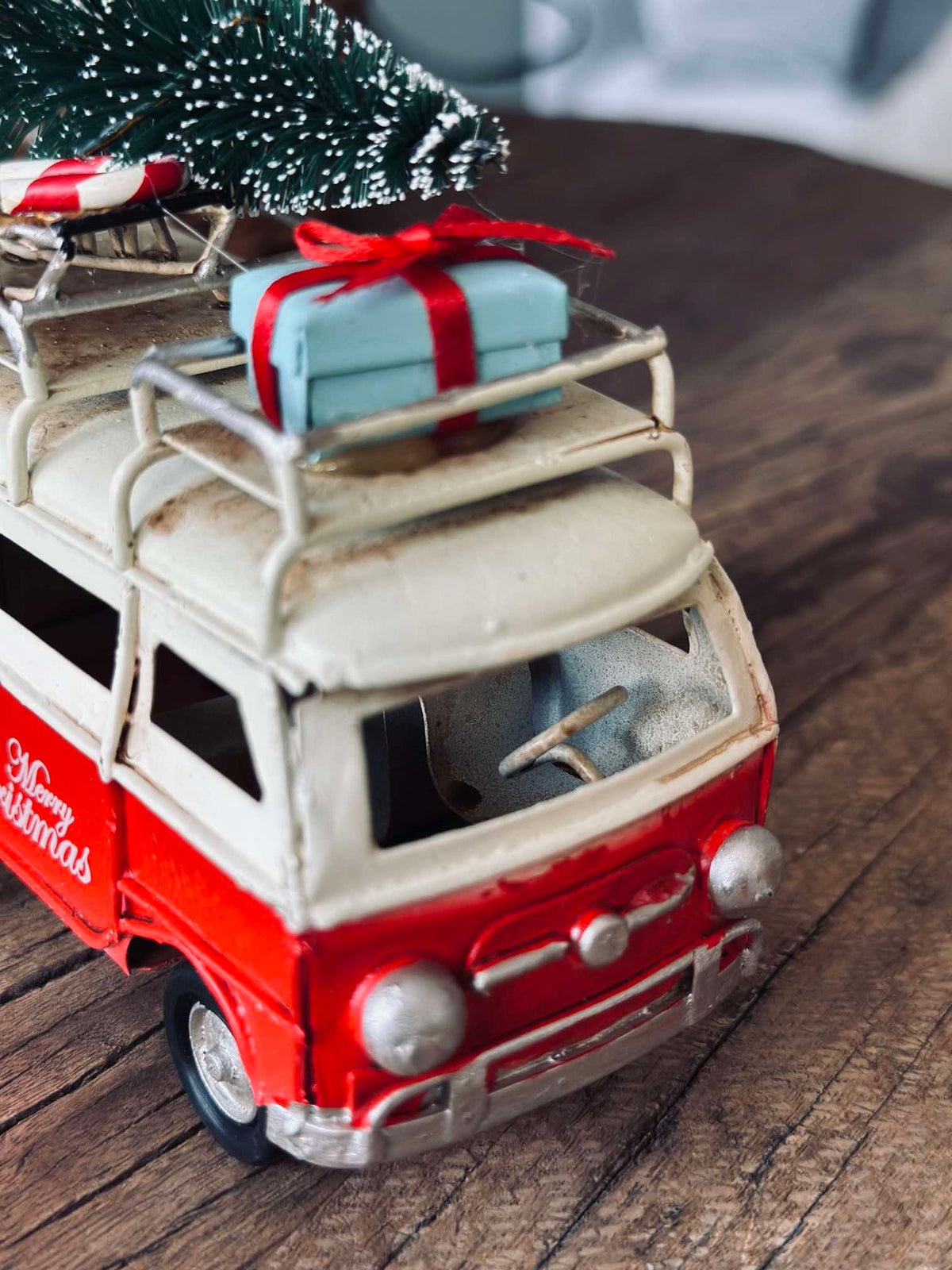 Auto met kerstboom en cadeautjes