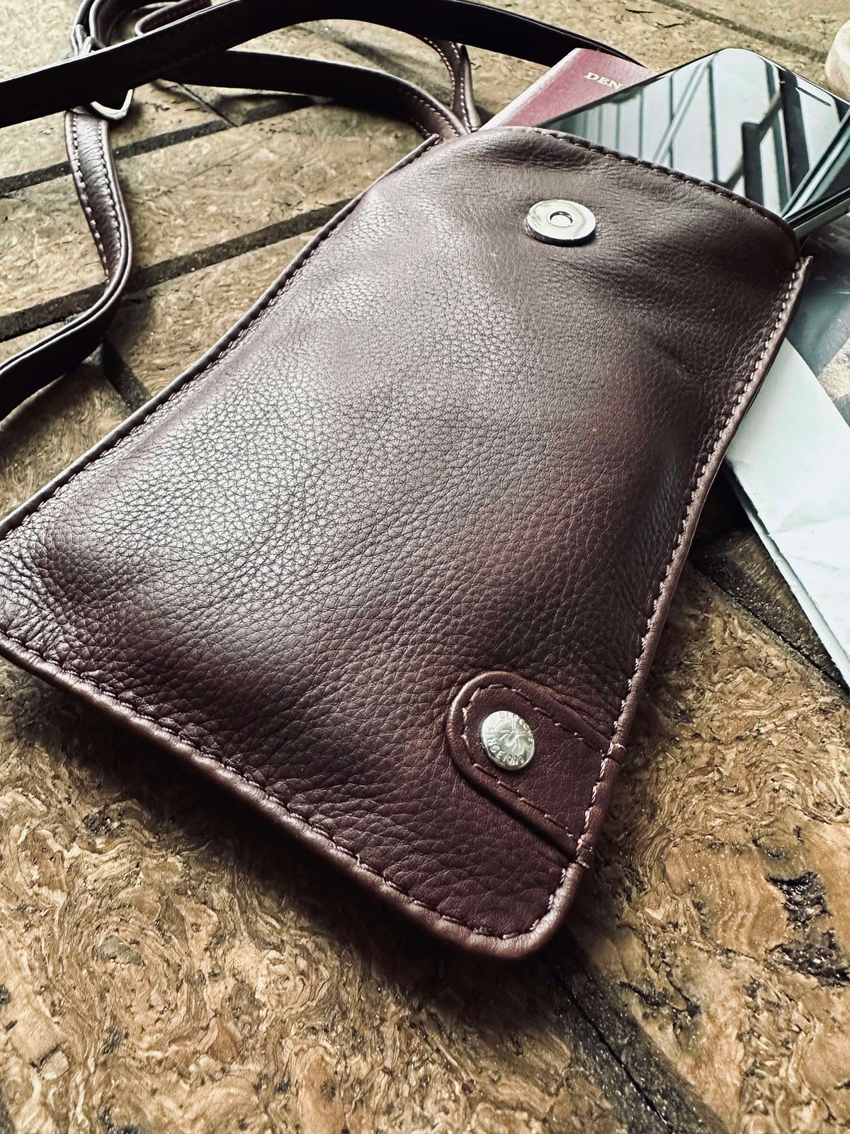 Telefoontasje Small Aura Dark Brown