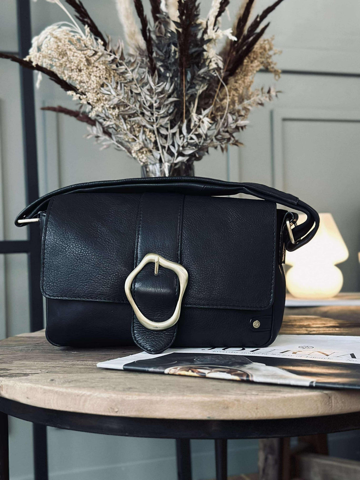 Crossover met gesp - Black leather