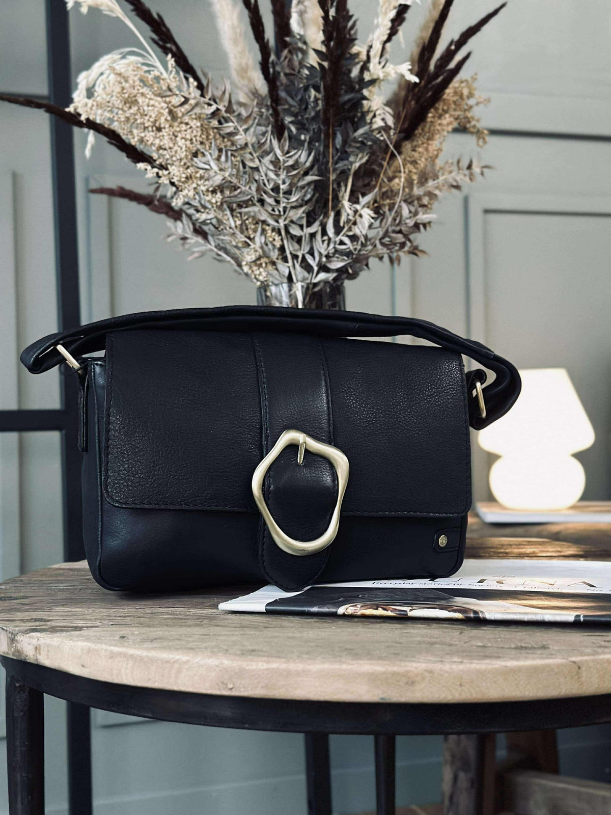 Crossover met gesp - Black leather