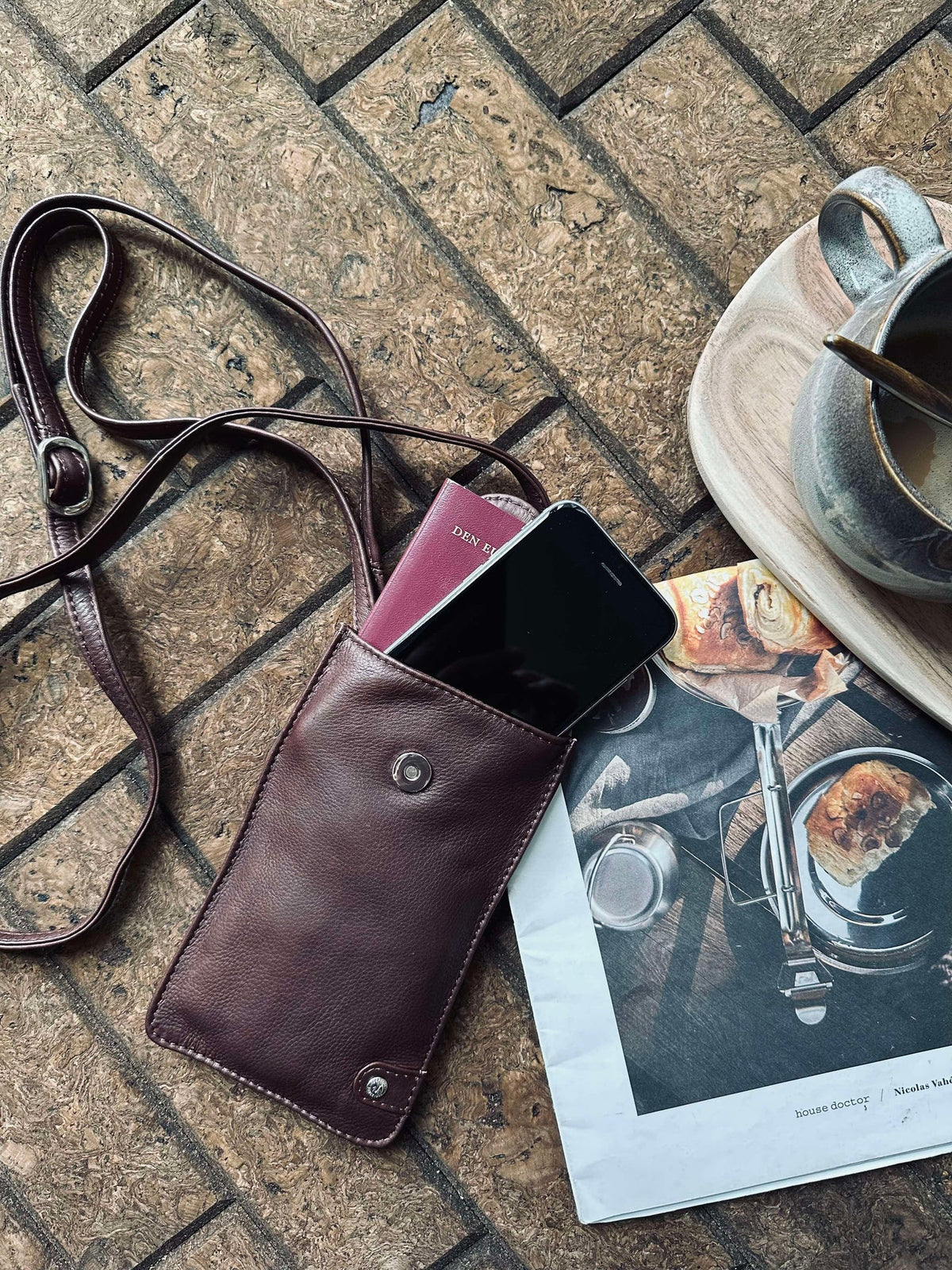 Telefoontasje Small Aura Dark Brown
