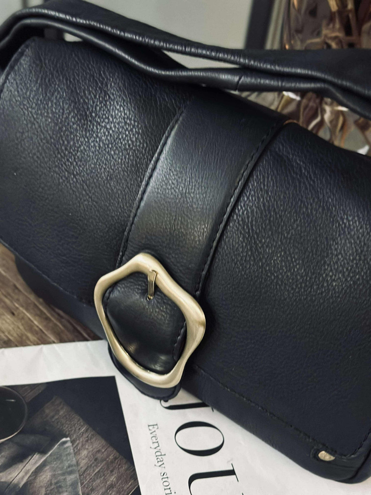 Crossover met gesp - Black leather