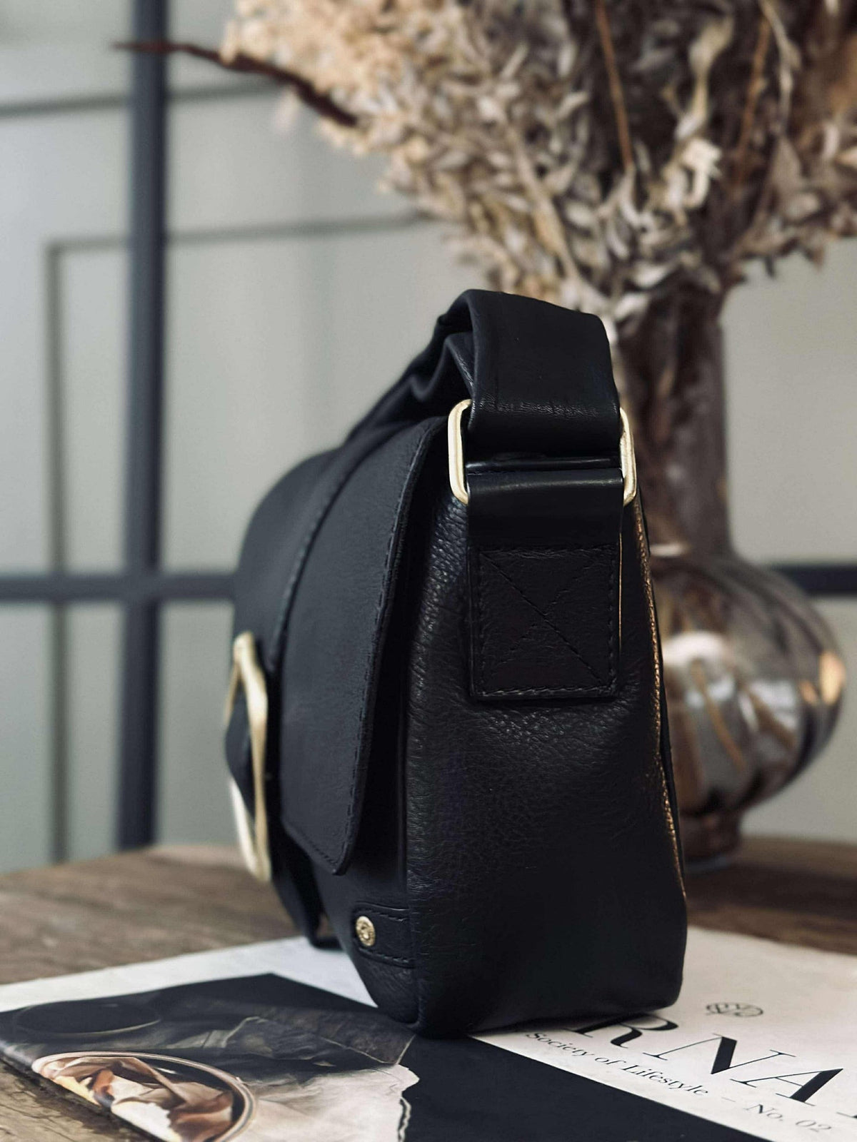Crossover met gesp - Black leather