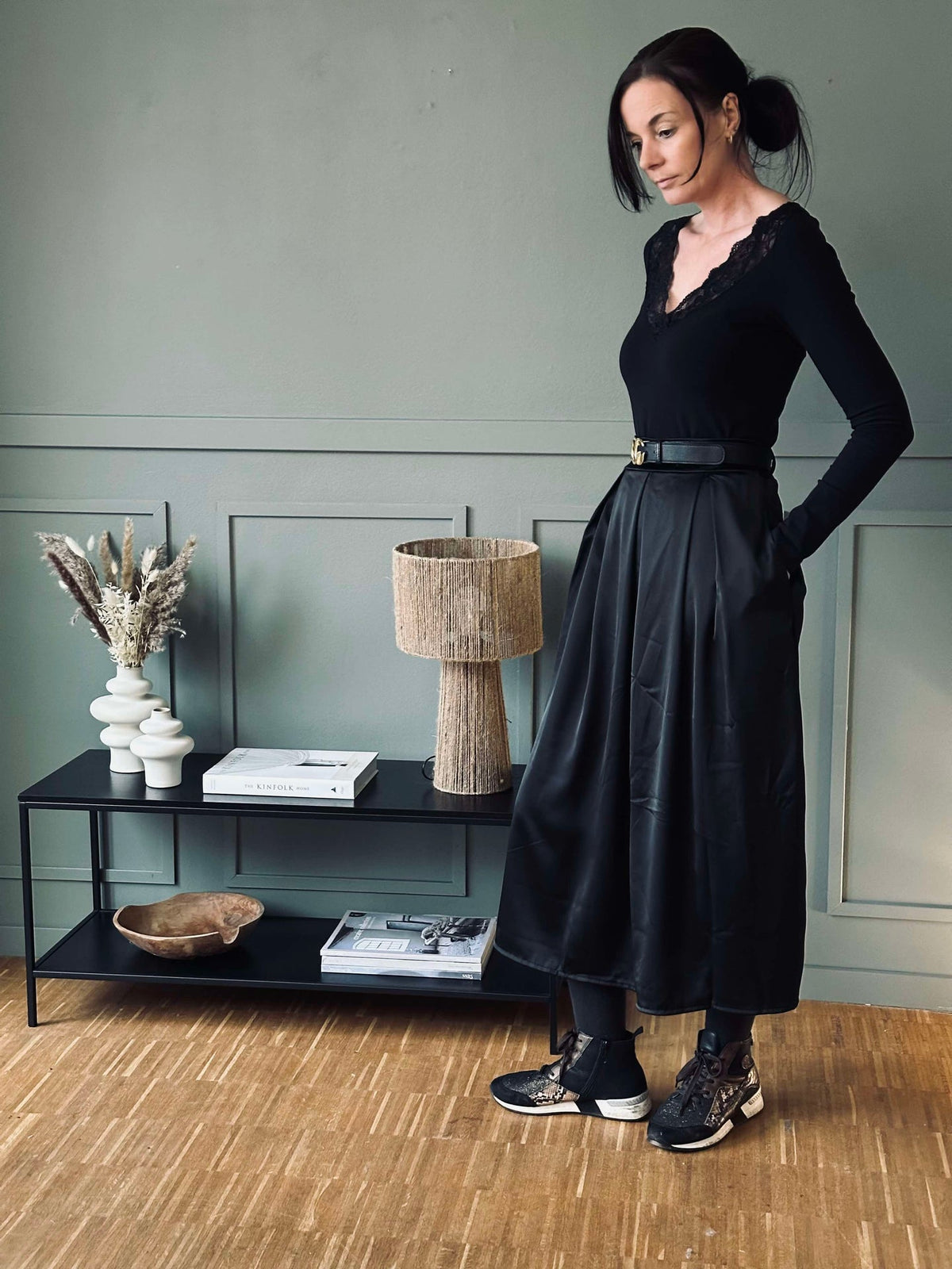 Rok Leonora black