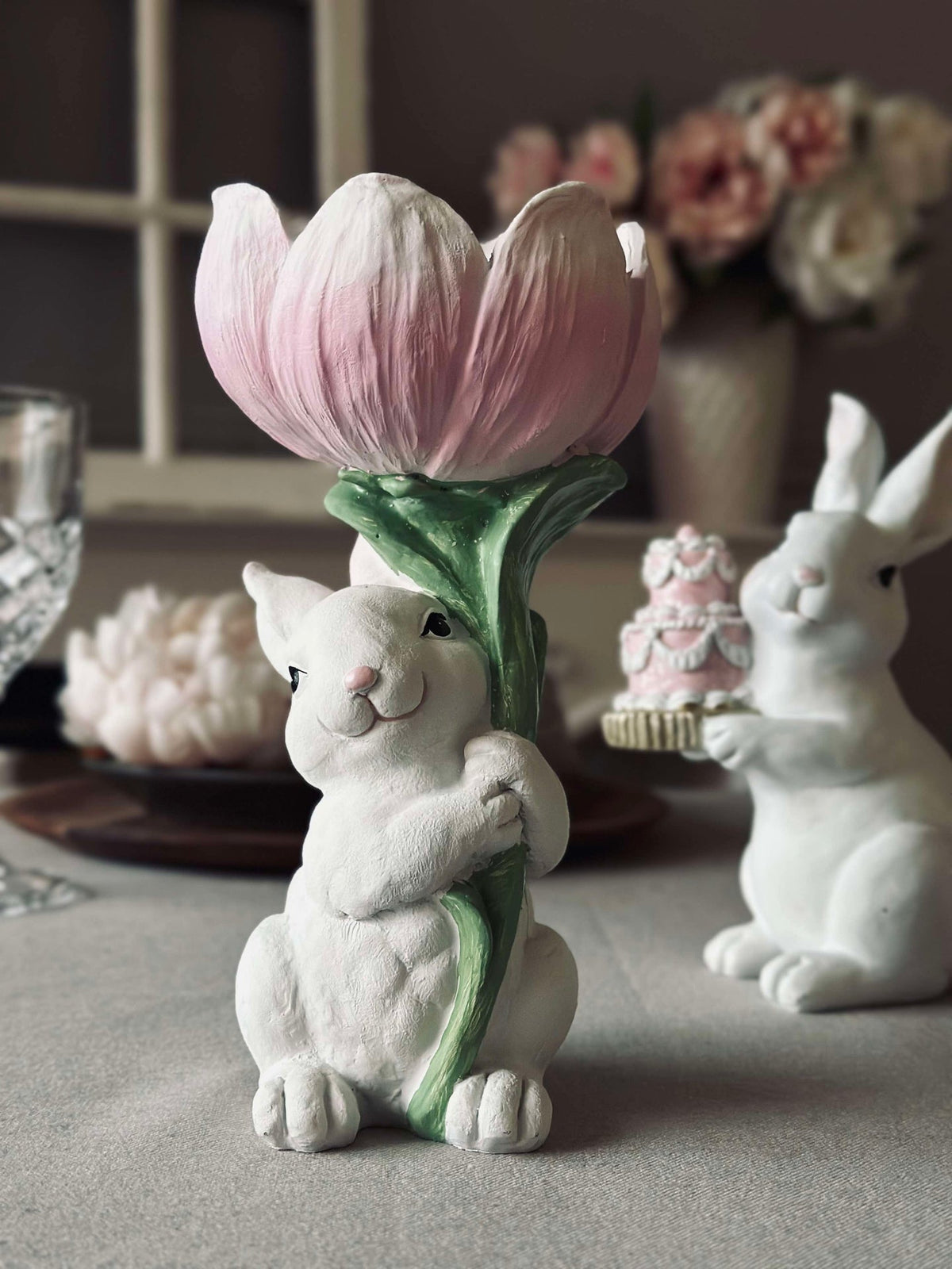 Konijn met bloem