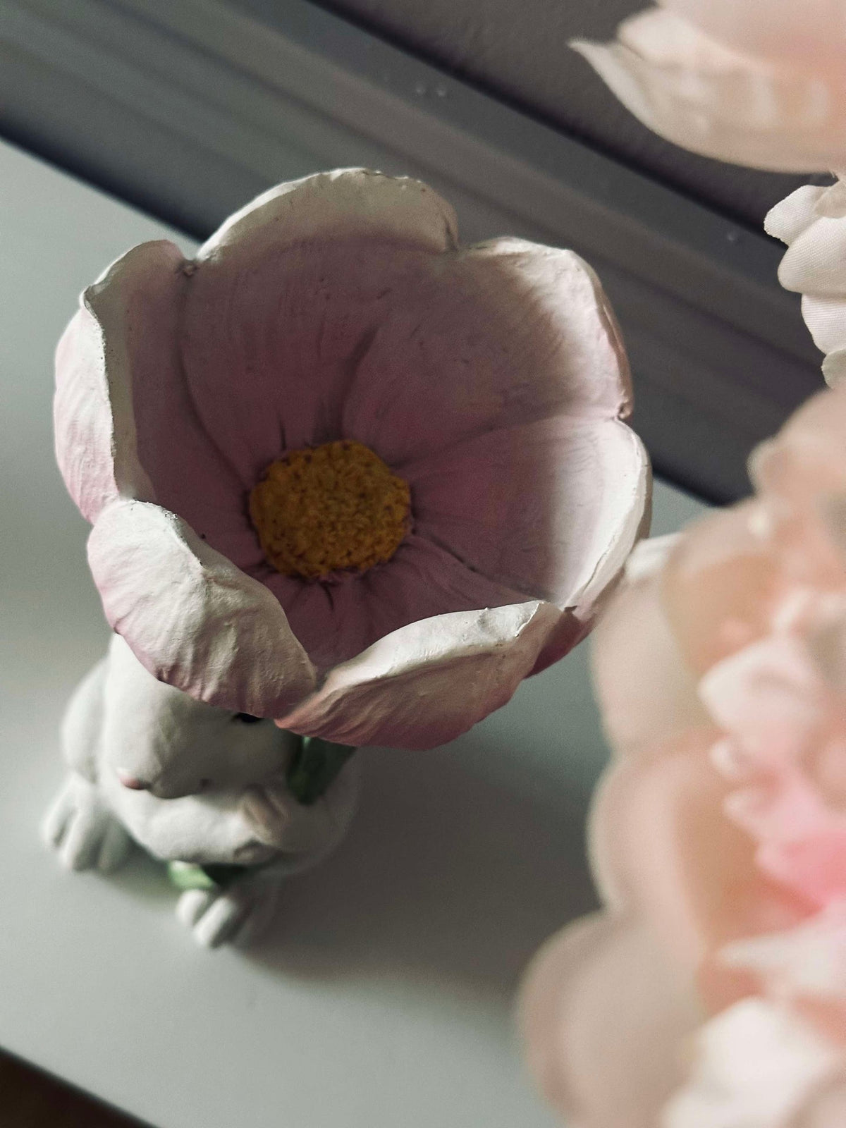 Konijn met bloem